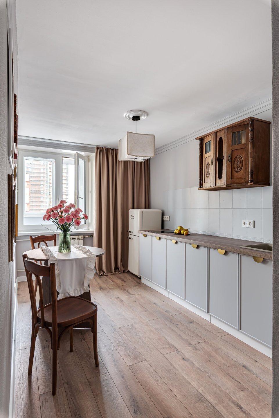 cuisine séparée grise dans studio rénové de 34m2