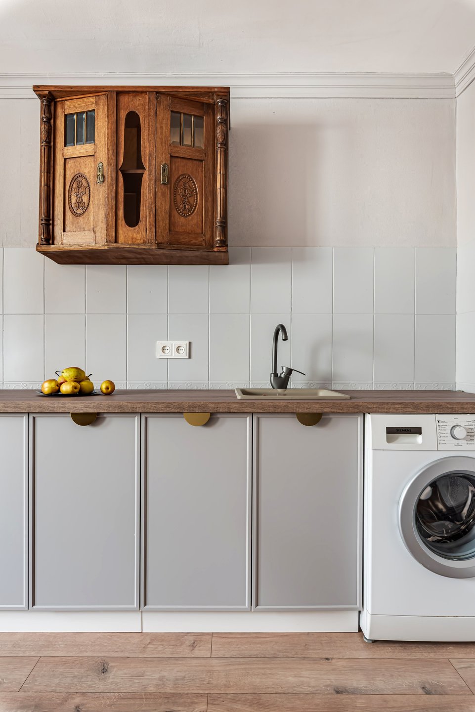 cuisine séparée grise dans studio rénové de 34m2