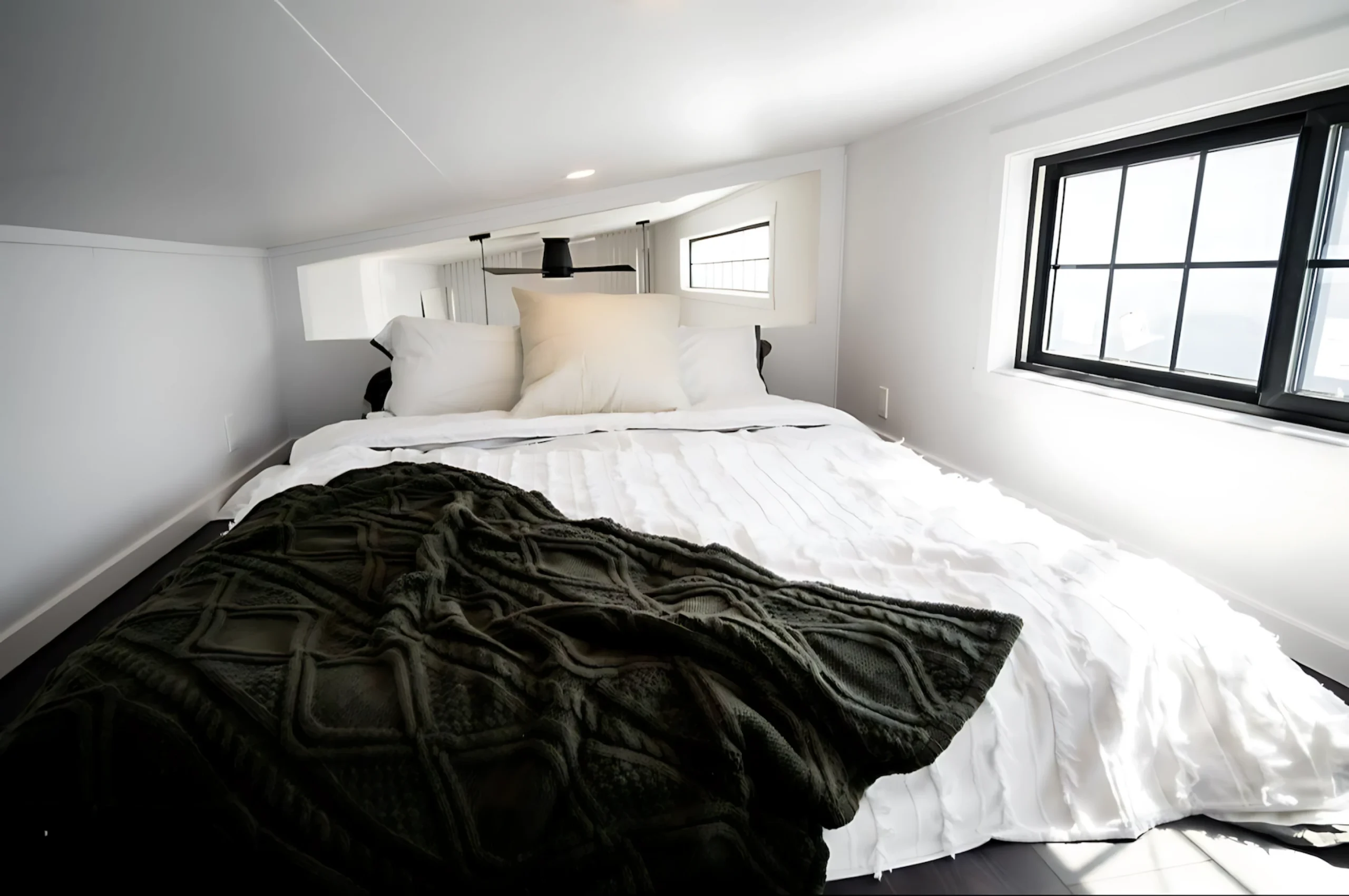 chambre sur mezzanine tiny house 39m2 Ellice par Teacup Tiny Homes chambre sur mezzanine tiny house 39m2 Ellice par Teacup Tiny Homes