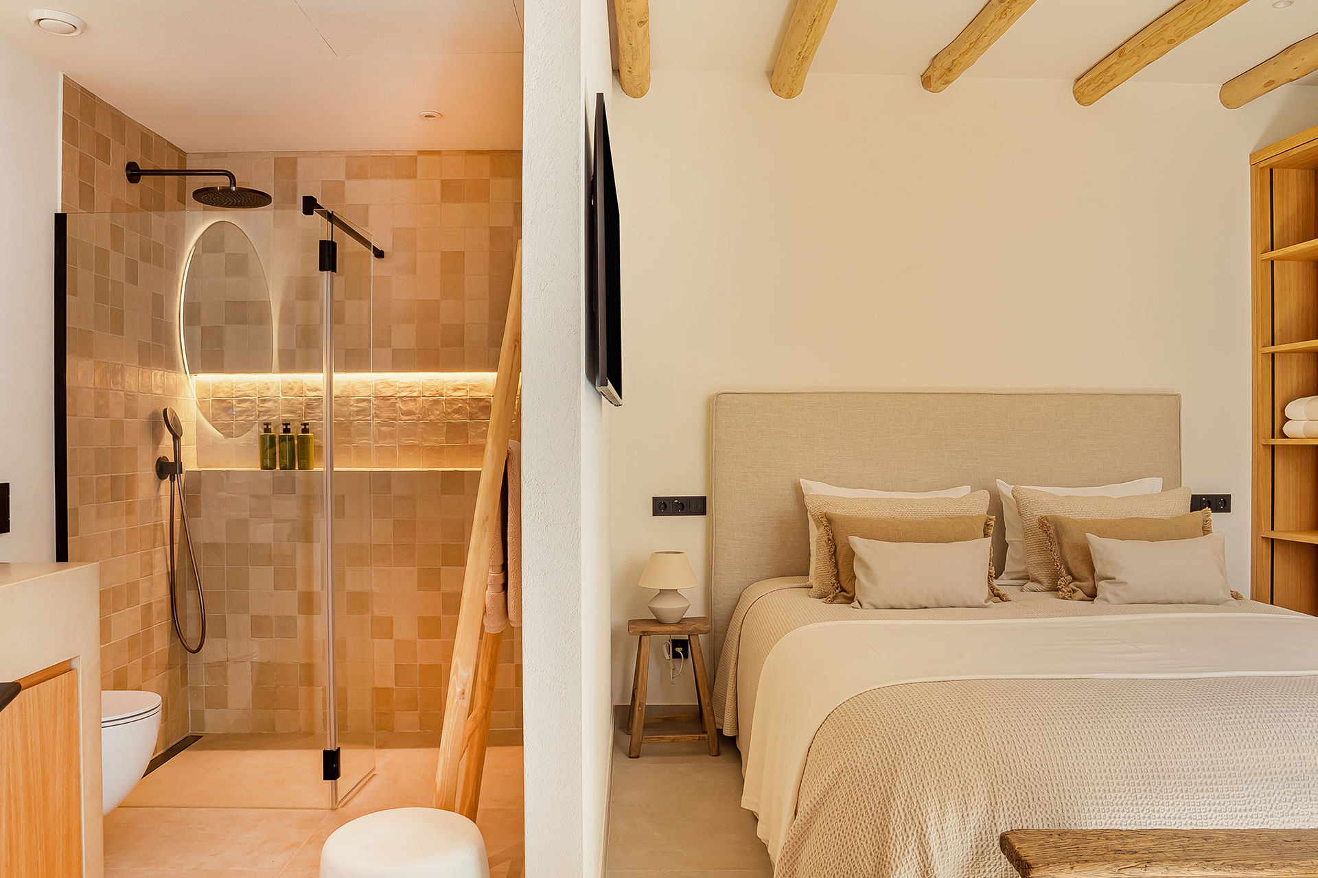 salle de bain et chambre avec poutres décoration naturelle maison de ville rénovée en Andalousie Casa Luna de Miel Estepona salle de bain et chambre avec poutres décoration naturelle maison de ville rénovée en Andalousie Casa Luna de Miel Estepona