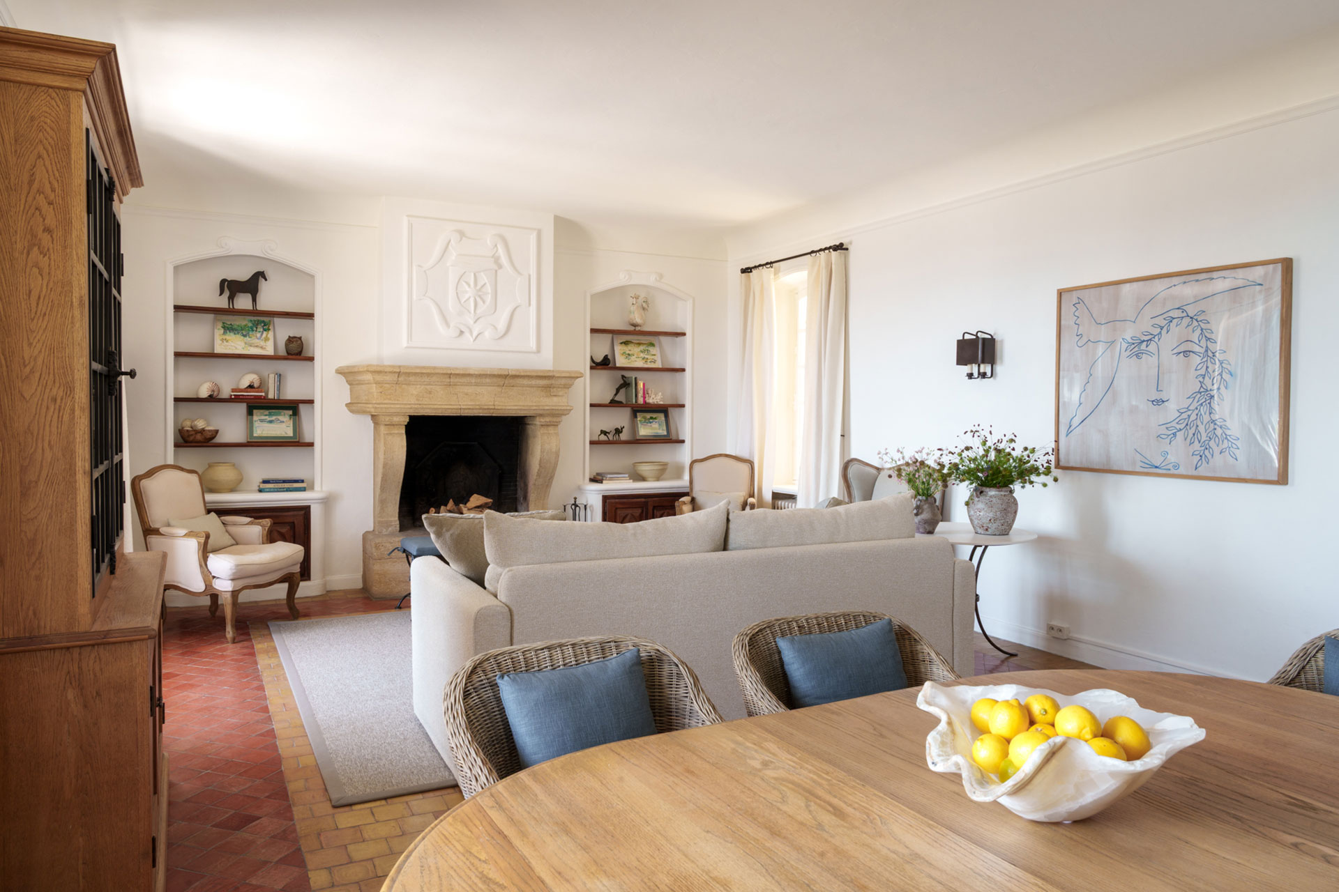 salon avec cheminée pierre décoration classique chic maison provençale Casa del Sol Grasse