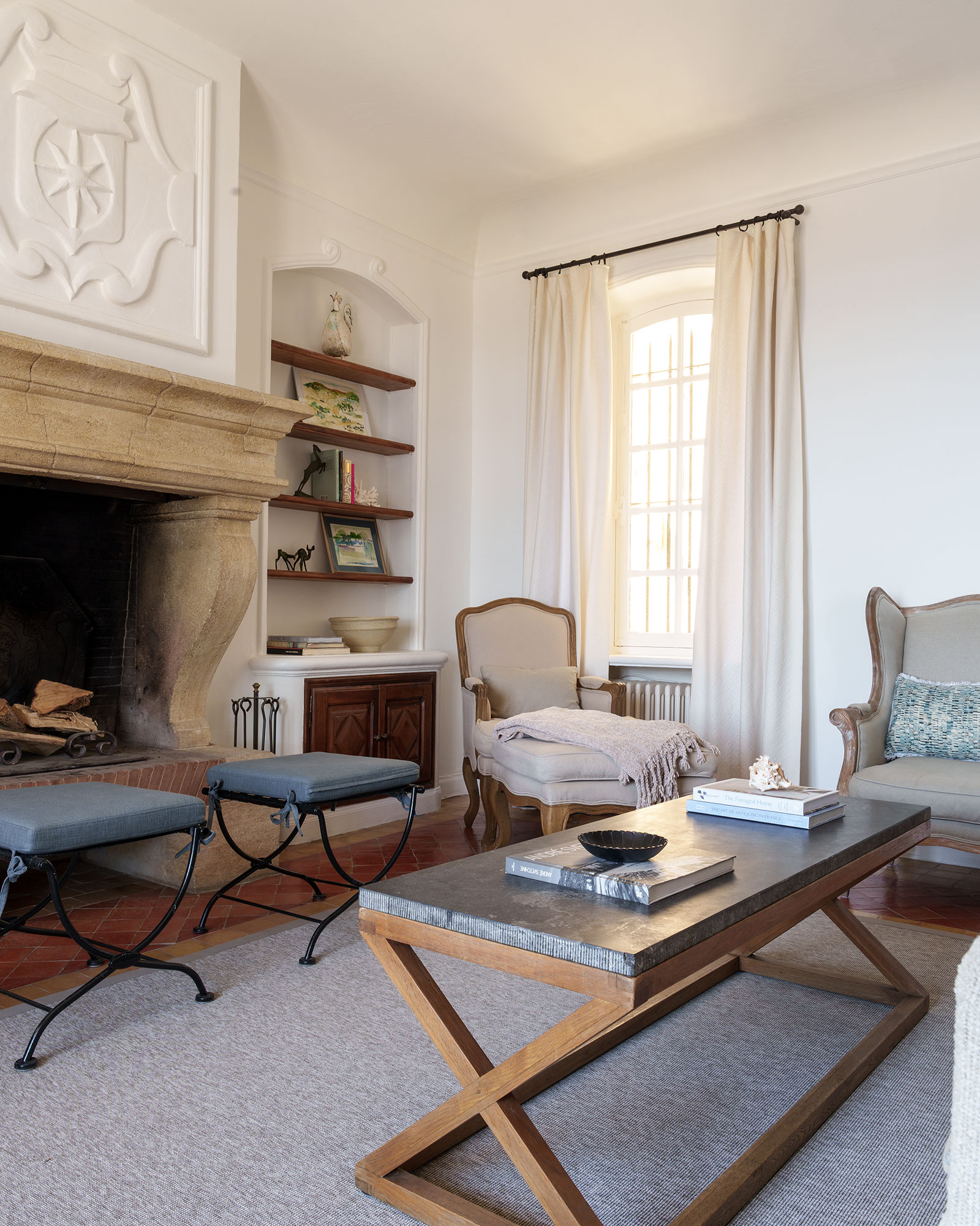 salon avec cheminée pierre décoration classique chic maison provençale Casa del Sol Grasse