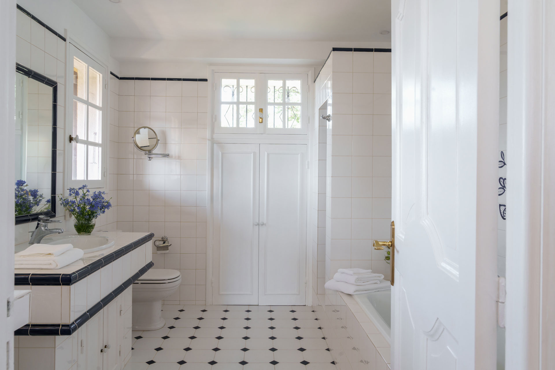 salle de bain décoration classique chic maison provençale Casa del Sol Grasse
