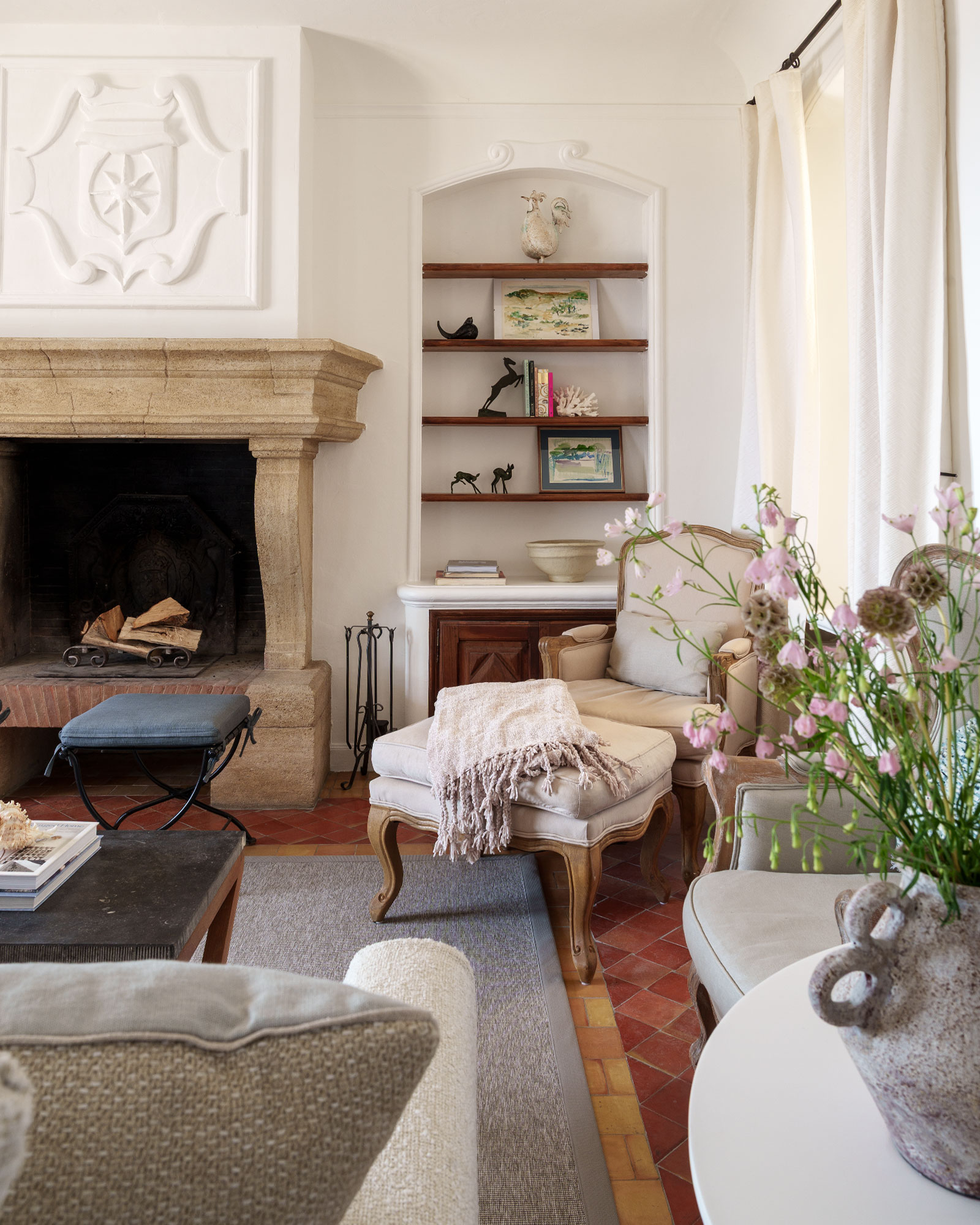 salon avec cheminée pierre décoration classique chic maison provençale Casa del Sol Grasse
