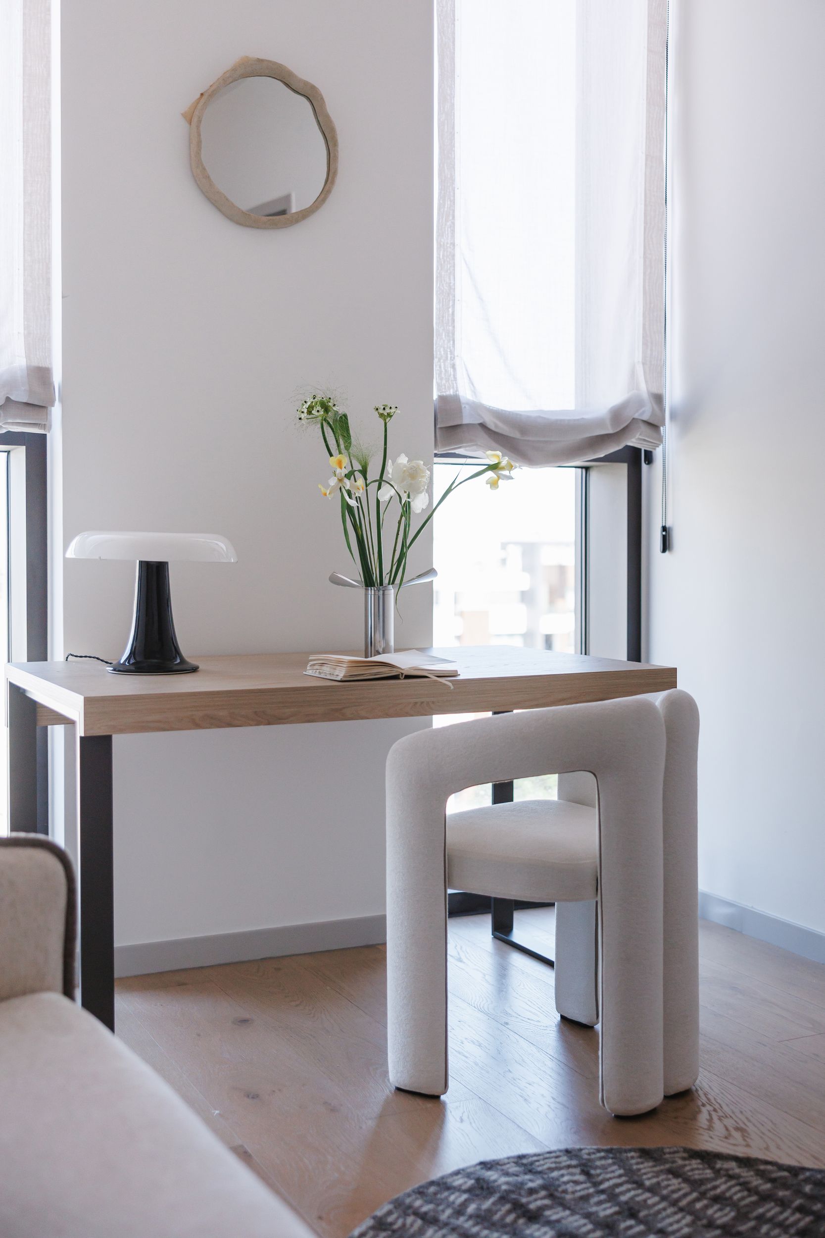 bureau avec canapé convertible tons naturels décoration contemporaine
