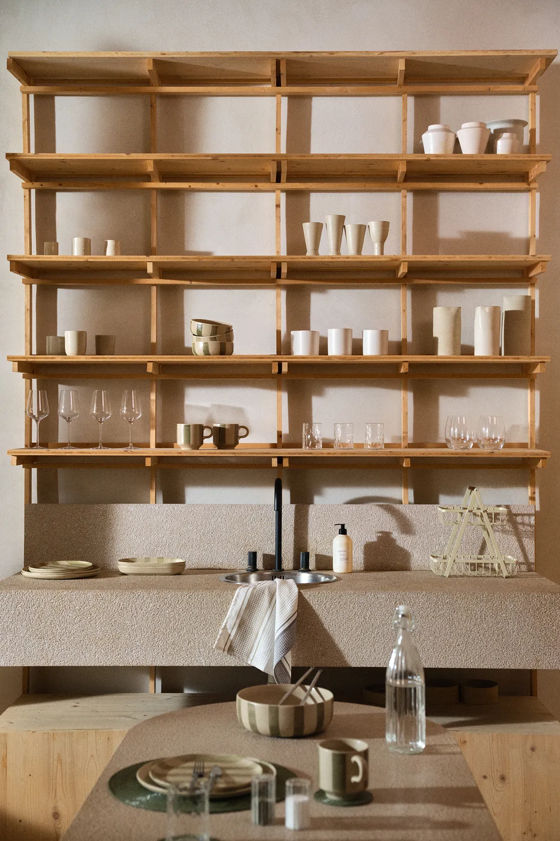 cuisine avec étagères ouvertes bois