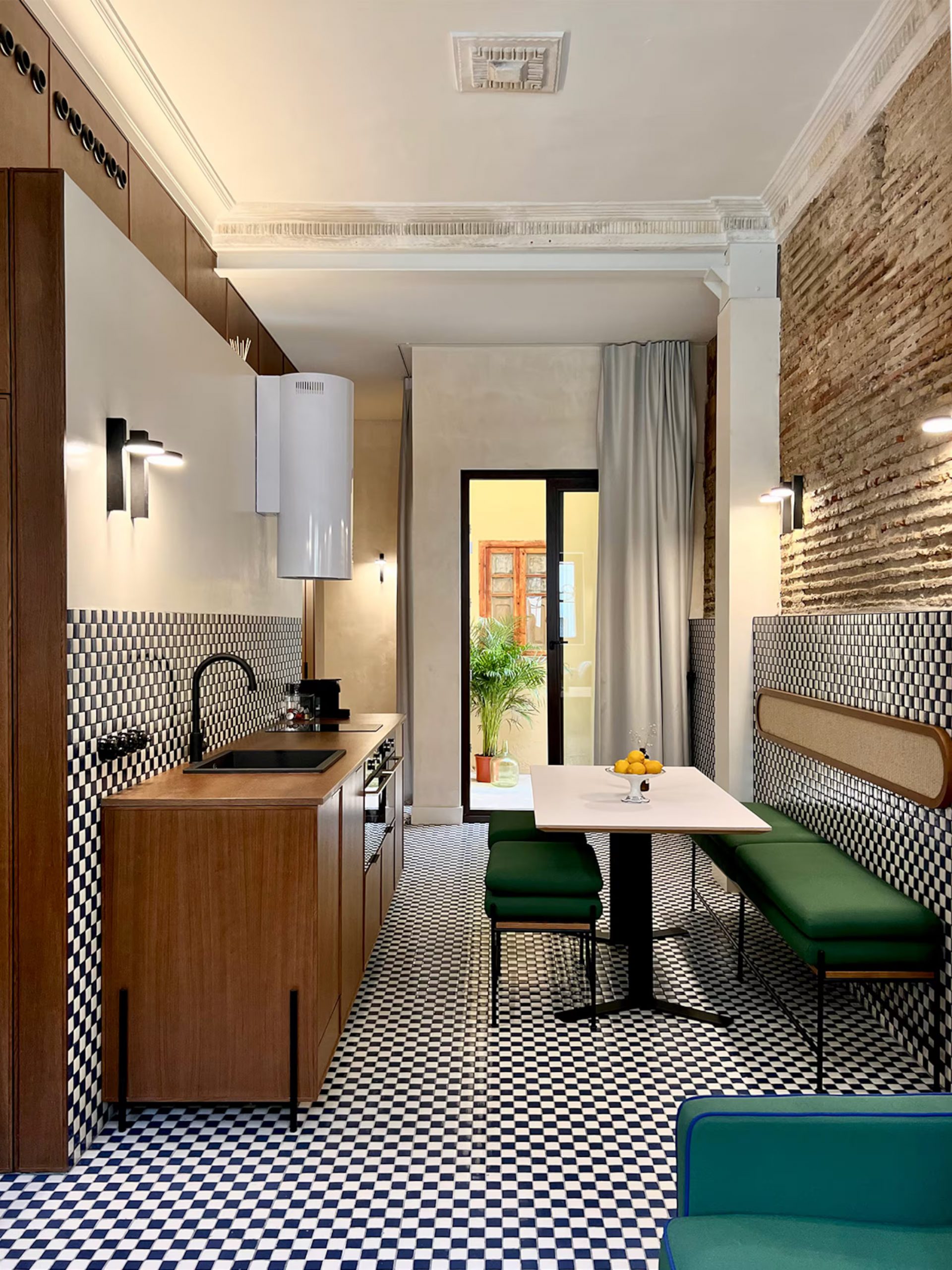 cuisine et espace repas avec carrelage à damier décoration contemporaine maison de pêcheur rénovée à Valencia El Rincón de María Vicenta cuisine et espace repas avec carrelage à damier décoration contemporaine maison de pêcheur rénovée à Valencia El Rincón de María Vicenta