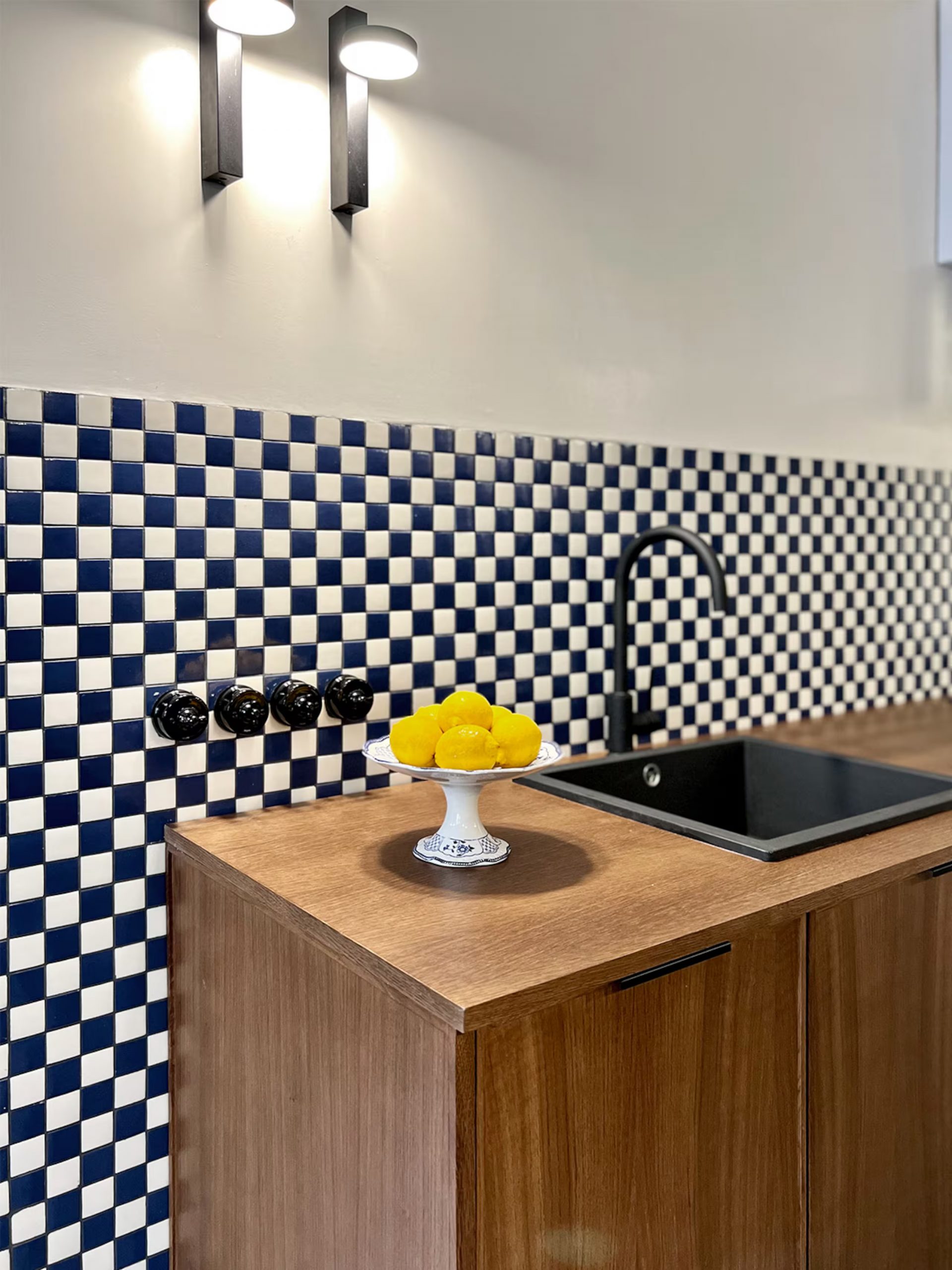 cuisine et espace repas avec carrelage à damier décoration contemporaine maison de pêcheur rénovée à Valencia El Rincón de María Vicenta cuisine et espace repas avec carrelage à damier décoration contemporaine maison de pêcheur rénovée à Valencia El Rincón de María Vicenta