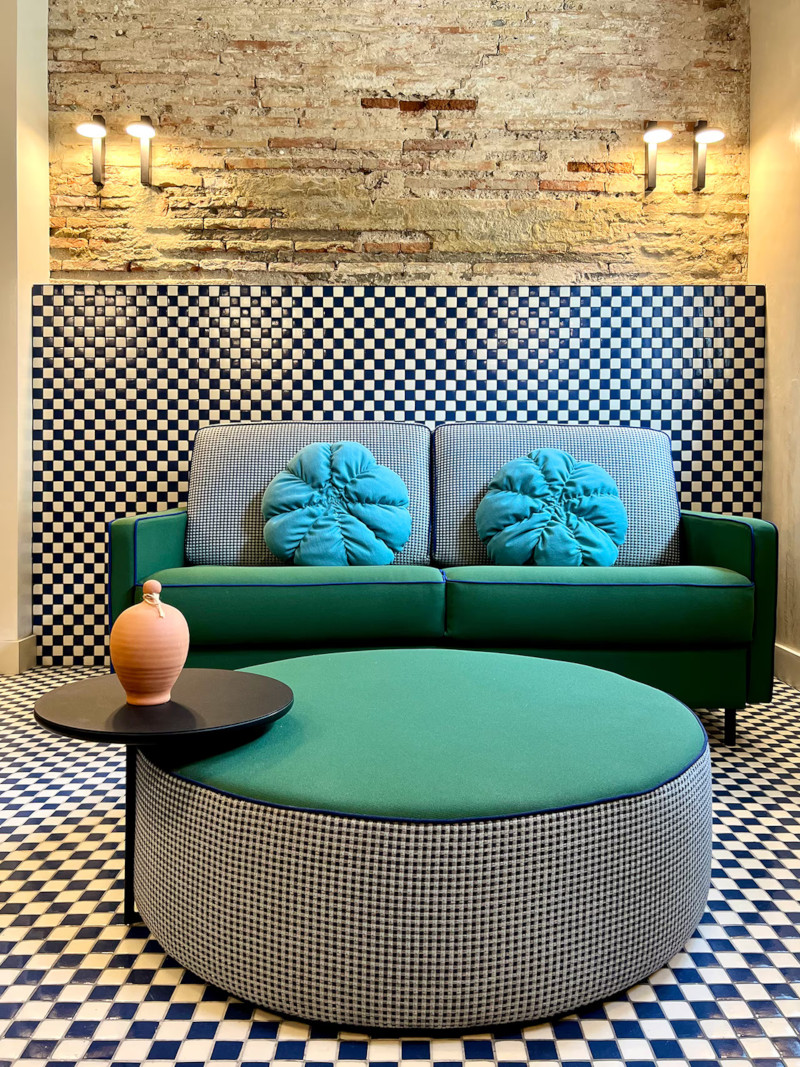 salon avec carrelage à damier et mur de briques ancienne décoration contemporaine maison de pêcheur rénovée à Valencia El Rincón de María Vicenta salon avec carrelage à damier et mur de briques ancienne décoration contemporaine maison de pêcheur rénovée à Valencia El Rincón de María Vicenta