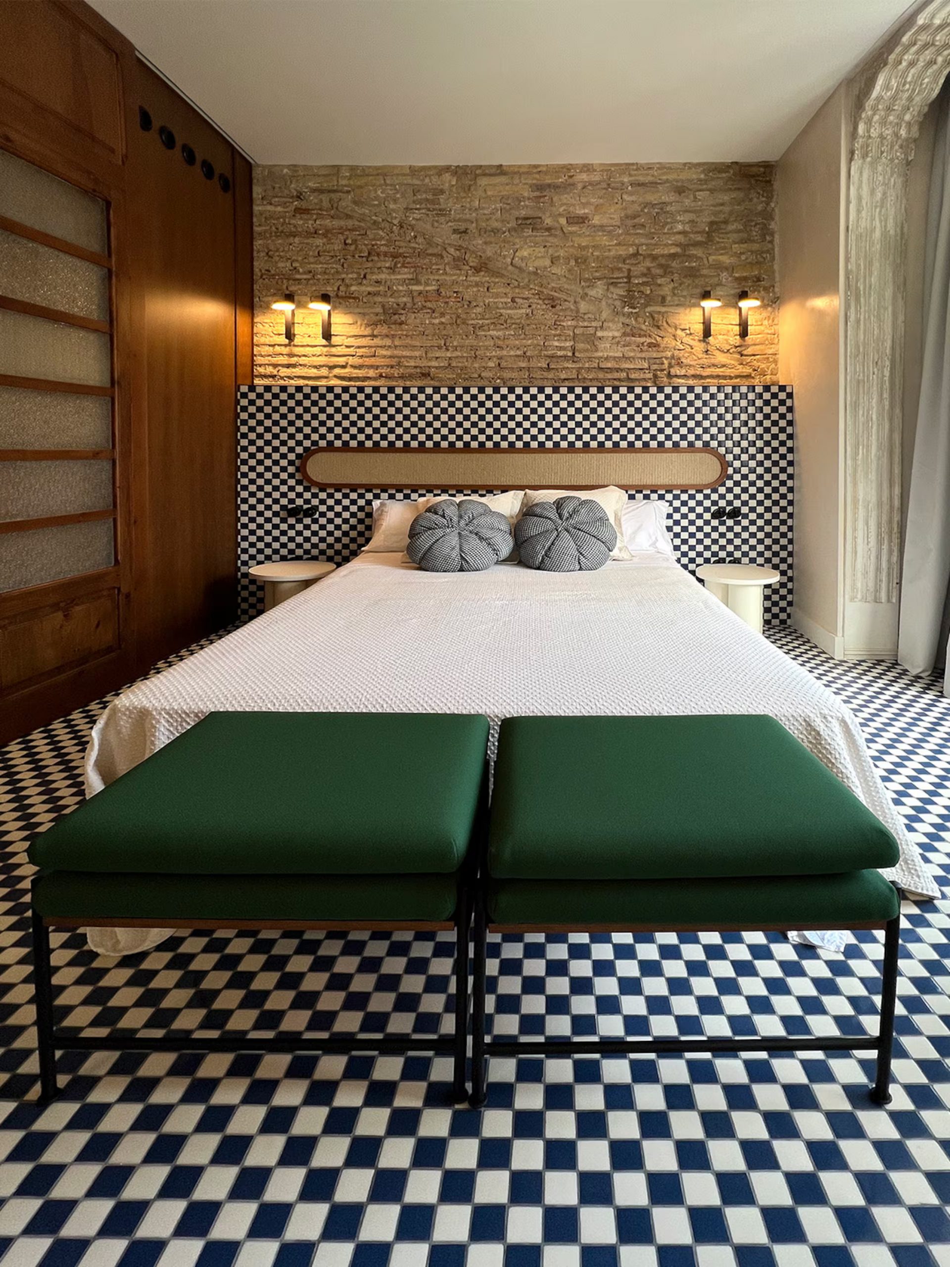 chambre avec carrelage à damier et mur de briques ancienne décoration contemporaine maison de pêcheur rénovée à Valencia El Rincón de María Vicenta chambre avec carrelage à damier et mur de briques ancienne décoration contemporaine maison de pêcheur rénovée à Valencia El Rincón de María Vicenta
