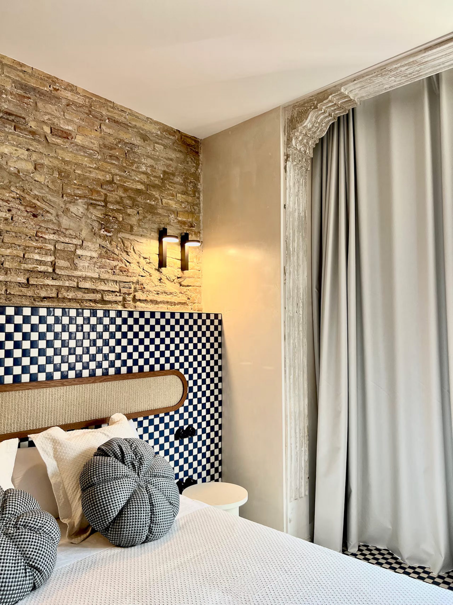 chambre avec carrelage à damier et mur de briques ancienne décoration contemporaine maison de pêcheur rénovée à Valencia El Rincón de María Vicenta chambre avec carrelage à damier et mur de briques ancienne décoration contemporaine maison de pêcheur rénovée à Valencia El Rincón de María Vicenta