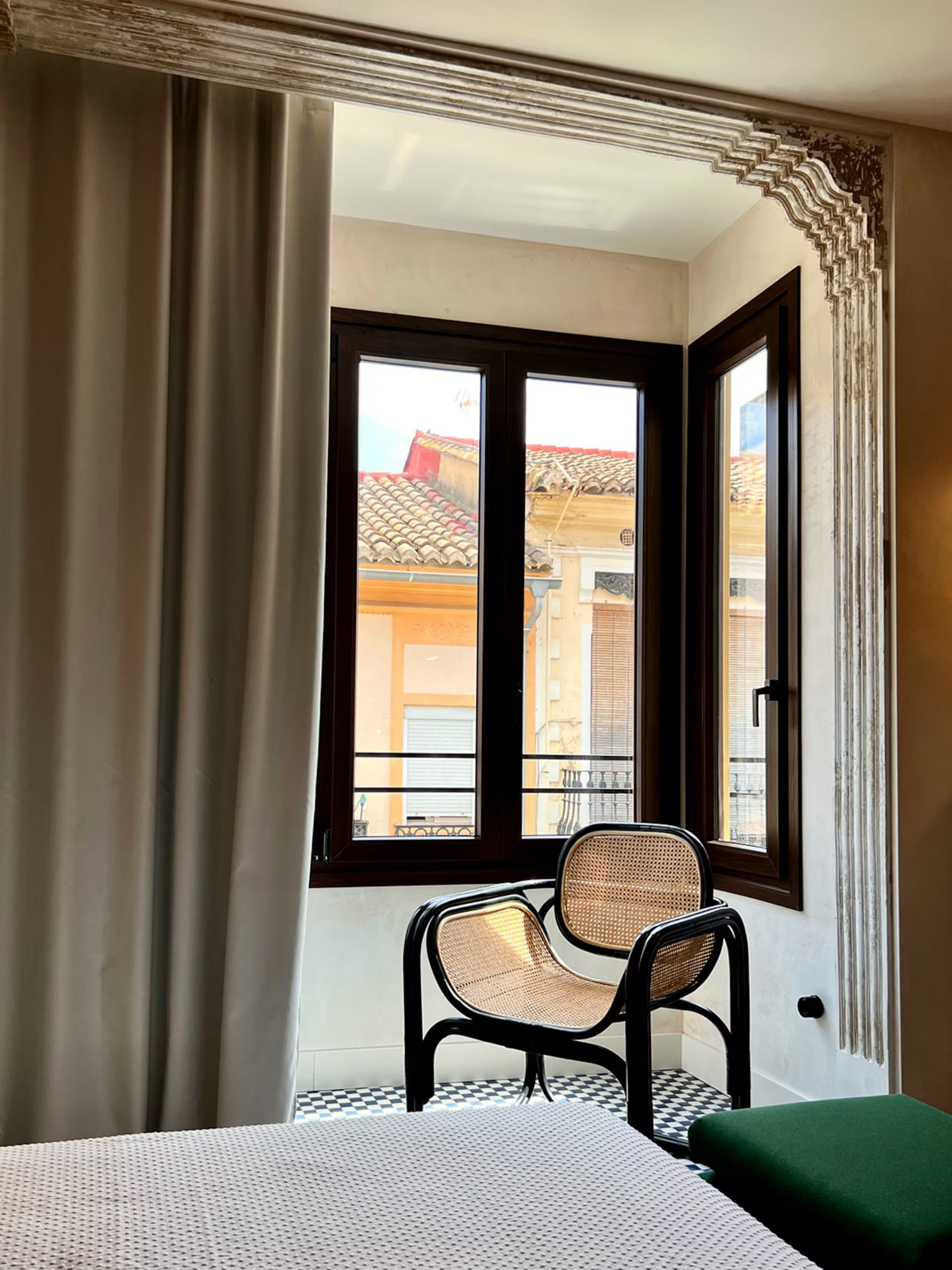 chambre avec carrelage à damier et mur de briques ancienne décoration contemporaine maison de pêcheur rénovée à Valencia El Rincón de María Vicenta chambre avec carrelage à damier et mur de briques ancienne décoration contemporaine maison de pêcheur rénovée à Valencia El Rincón de María Vicenta