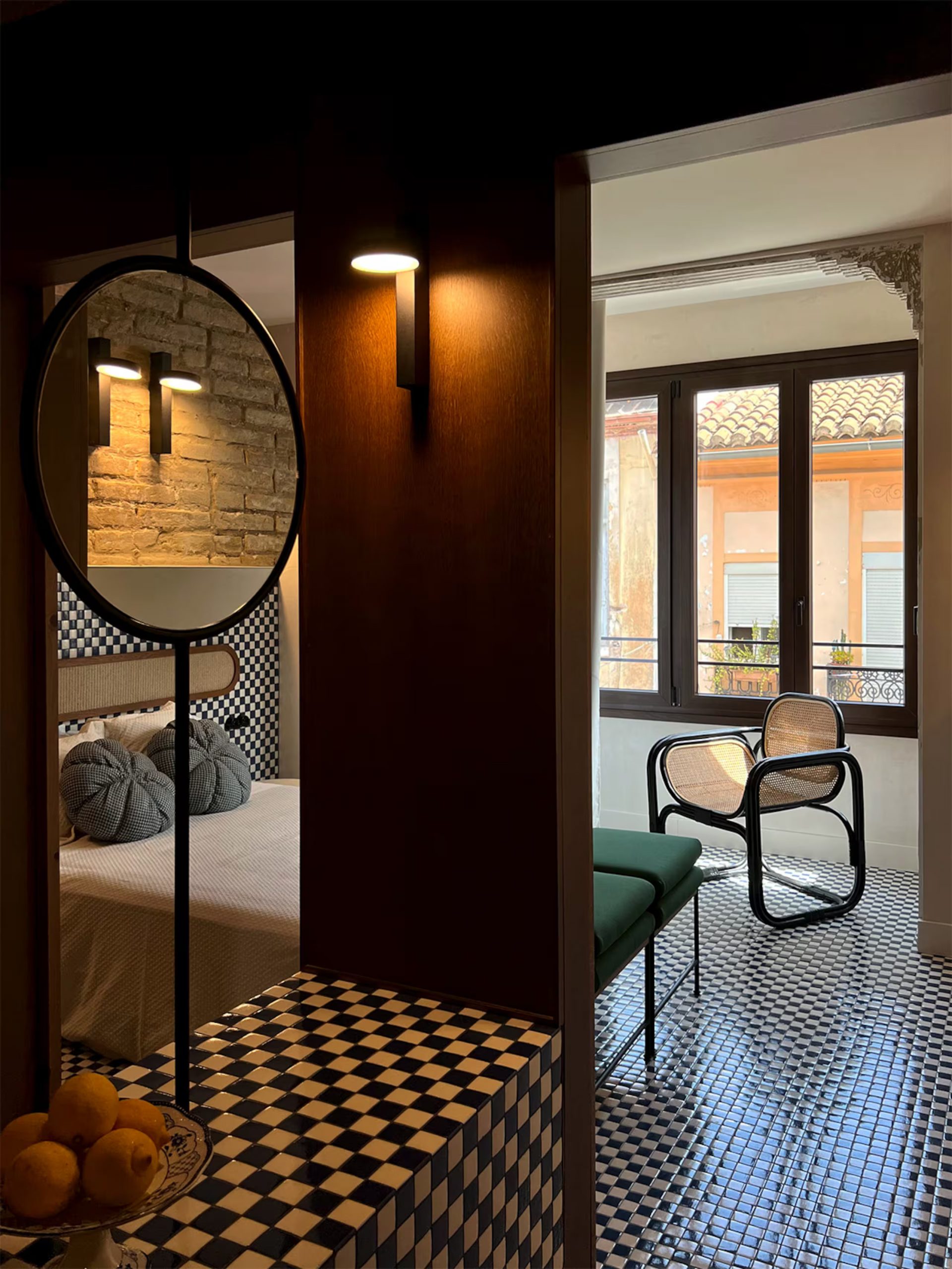 chambre avec carrelage à damier et mur de briques ancienne décoration contemporaine maison de pêcheur rénovée à Valencia El Rincón de María Vicenta chambre avec carrelage à damier et mur de briques ancienne décoration contemporaine maison de pêcheur rénovée à Valencia El Rincón de María Vicenta