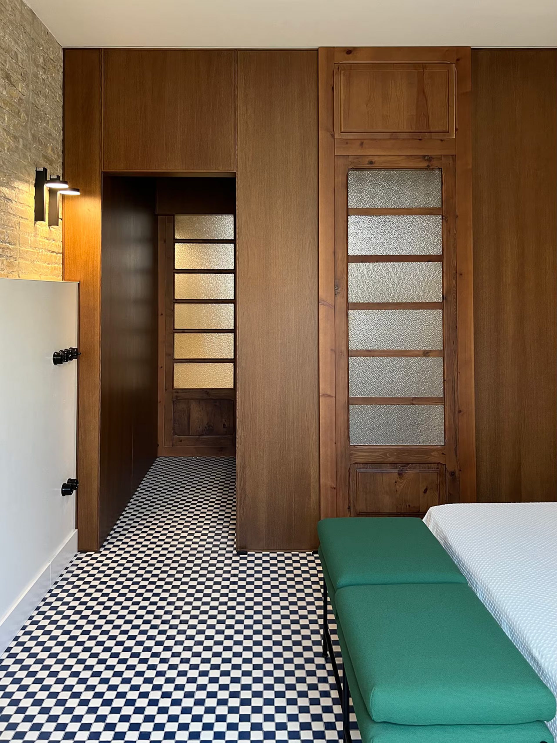 chambre avec carrelage à damier et mur de briques ancienne décoration contemporaine maison de pêcheur rénovée à Valencia El Rincón de María Vicenta chambre avec carrelage à damier et mur de briques ancienne décoration contemporaine maison de pêcheur rénovée à Valencia El Rincón de María Vicenta