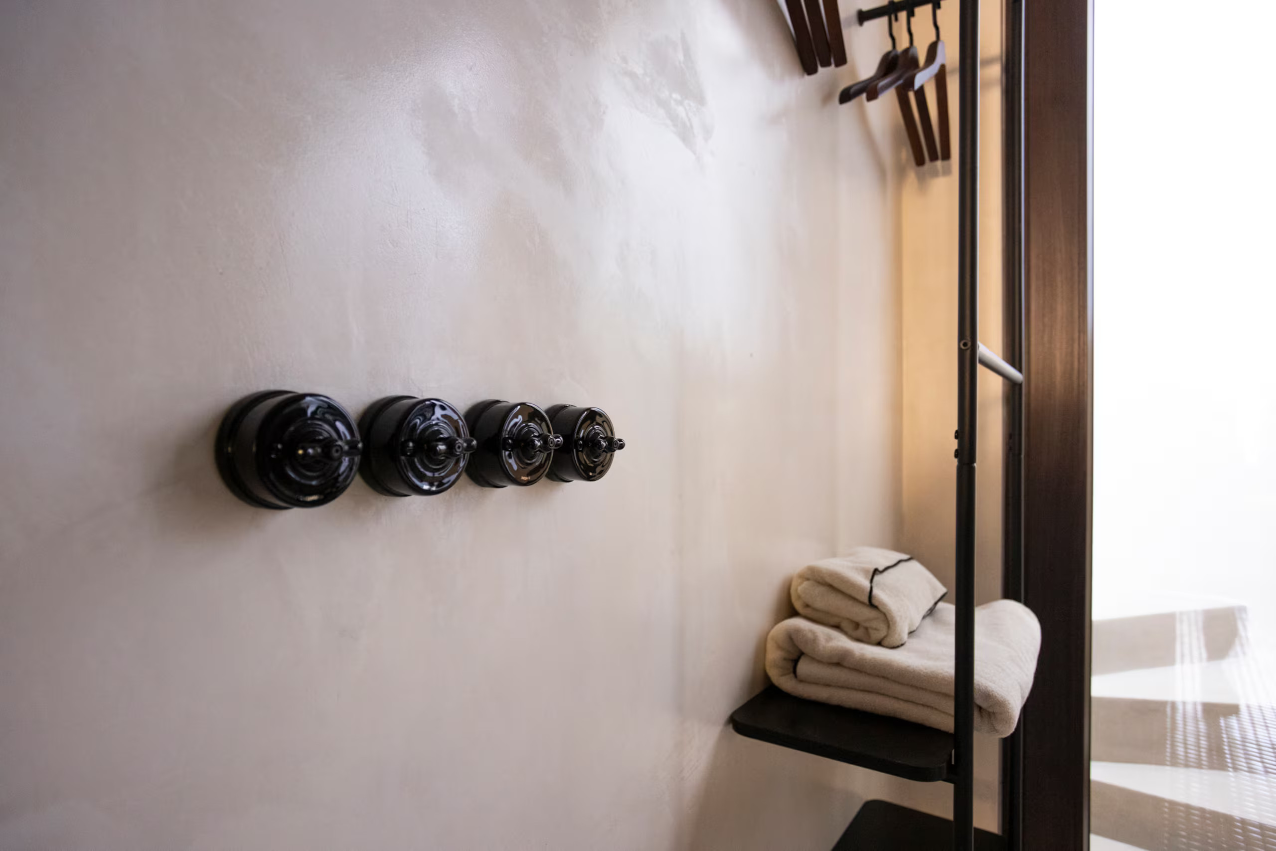 salle de bain murs enduits et interrupteurs de style vintage à Valencia El Rincón de María Vicenta salle de bain murs enduits et interrupteurs de style vintage à Valencia El Rincón de María Vicenta