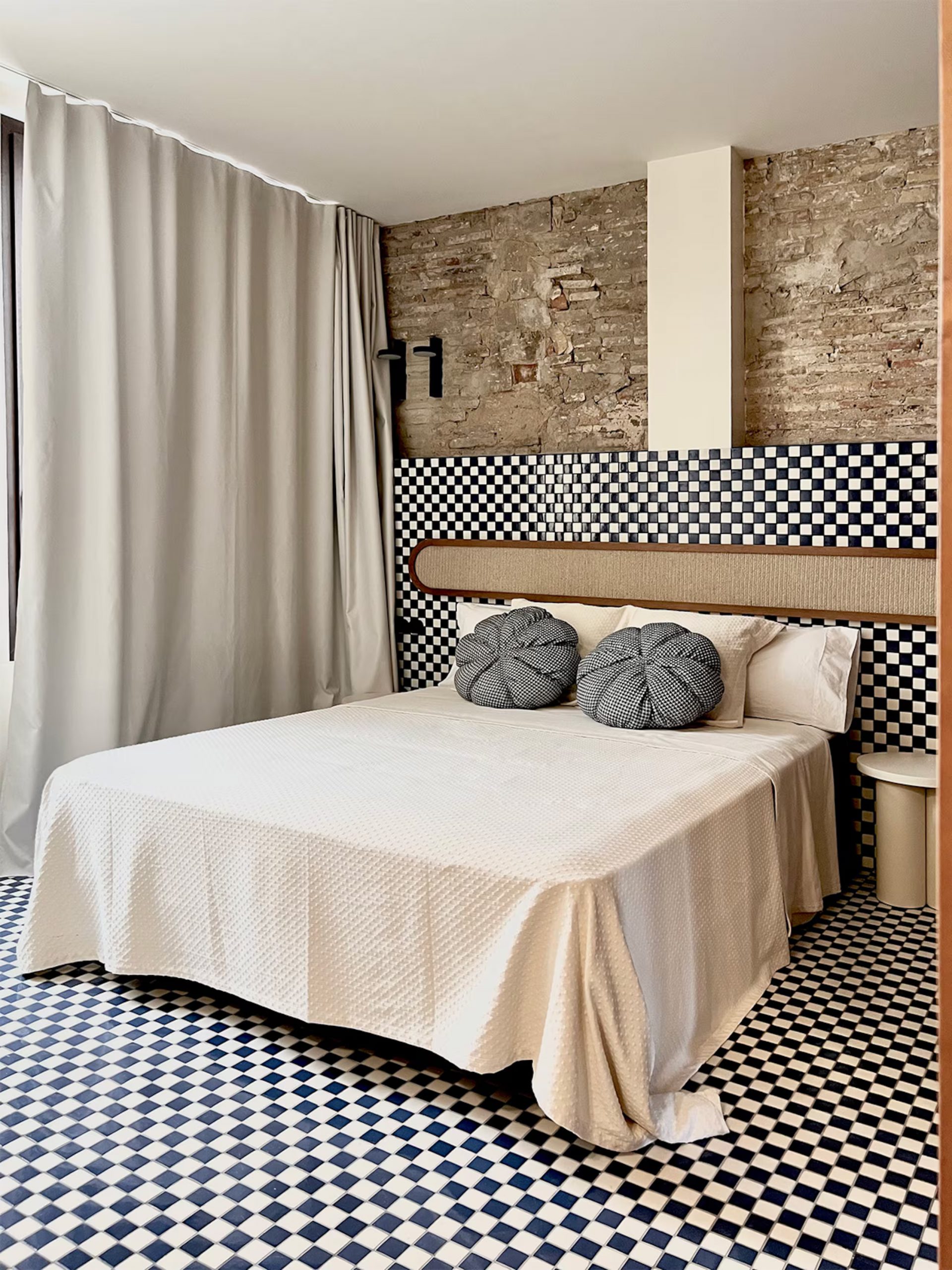 chambre avec carrelage à damier et mur de briques ancienne décoration contemporaine maison de pêcheur rénovée à Valencia El Rincón de María Vicenta chambre avec carrelage à damier et mur de briques ancienne décoration contemporaine maison de pêcheur rénovée à Valencia El Rincón de María Vicenta