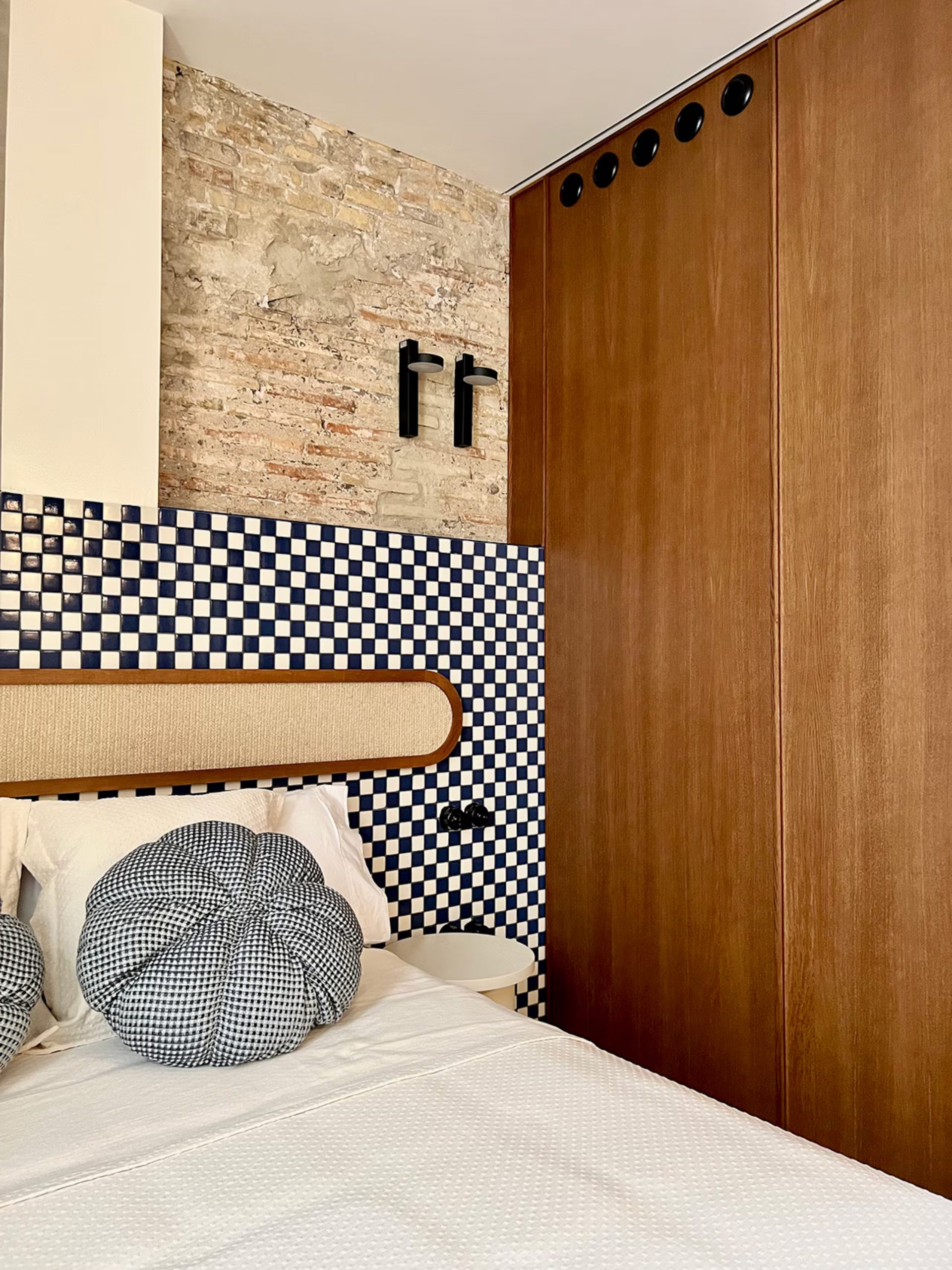 chambre avec carrelage à damier et mur de briques ancienne décoration contemporaine maison de pêcheur rénovée à Valencia El Rincón de María Vicenta chambre avec carrelage à damier et mur de briques ancienne décoration contemporaine maison de pêcheur rénovée à Valencia El Rincón de María Vicenta