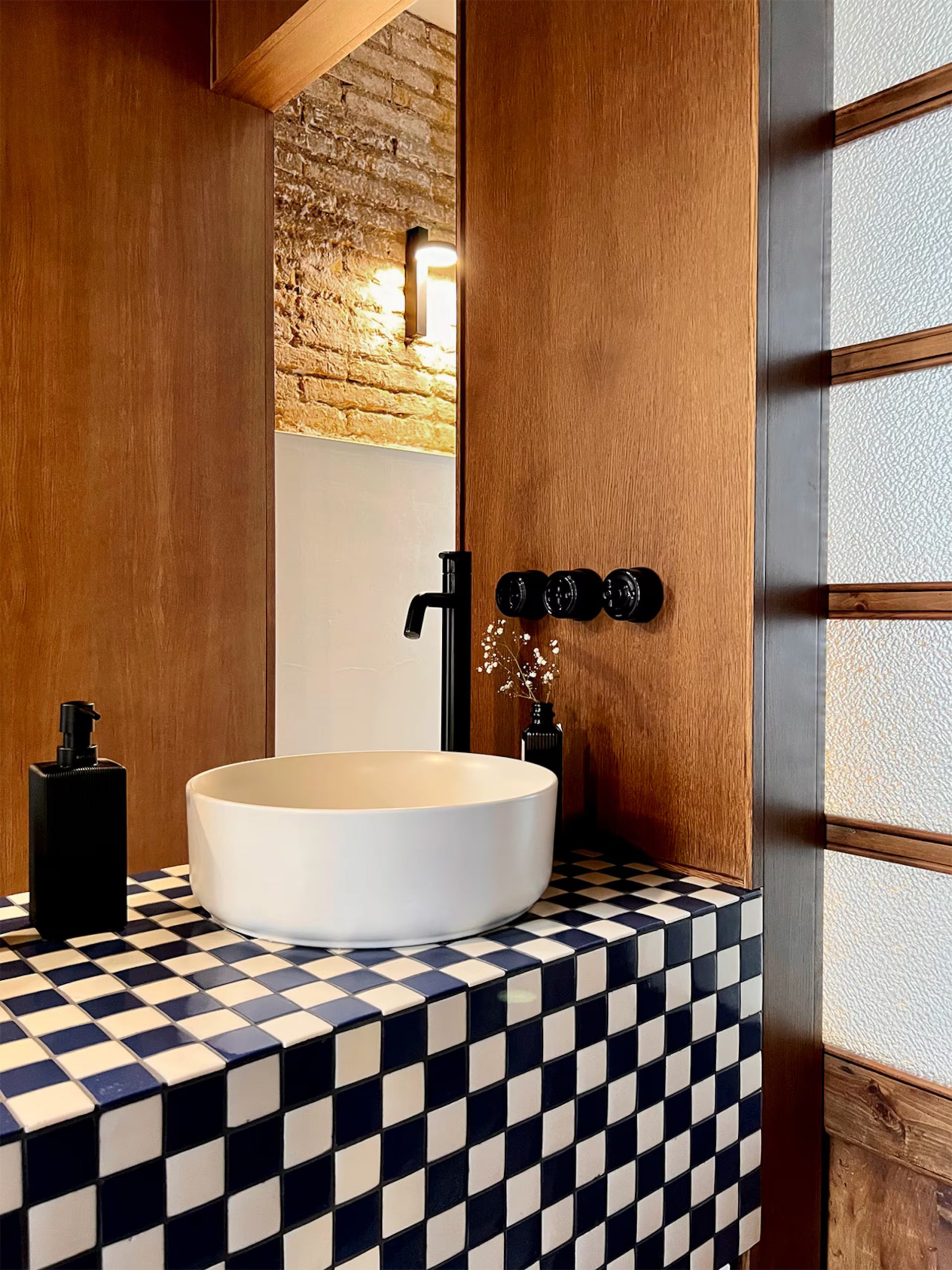 salle de bain avec carrelage à damier et mur de briques ancienne à Valencia El Rincón de María Vicenta salle de bain avec carrelage à damier et mur de briques ancienne à Valencia El Rincón de María Vicenta