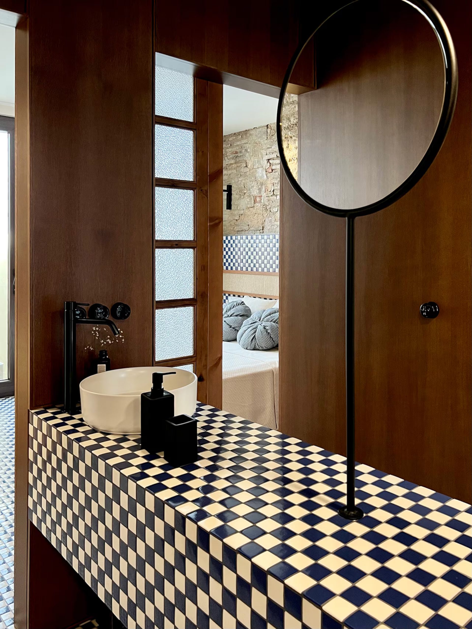 chambre et salle de bain avec carrelage à damier et mur de briques ancienne à Valencia El Rincón de María Vicenta chambre et salle de bain avec carrelage à damier et mur de briques ancienne à Valencia El Rincón de María Vicenta