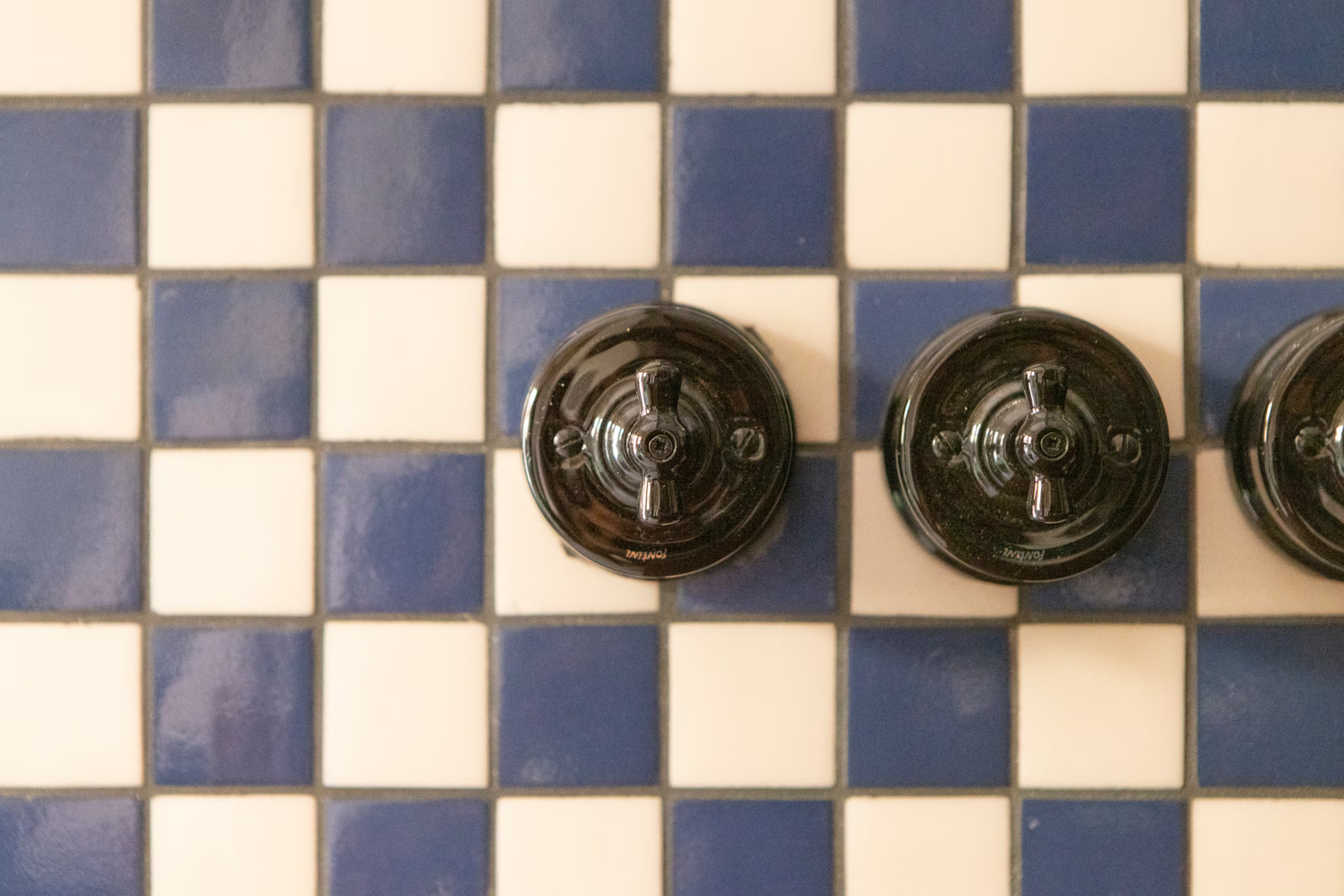 interrupteurs style vintage et carrelage à damier dans cuisine Valencia El Rincón de María Vicenta interrupteurs style vintage et carrelage à damier dans cuisine Valencia El Rincón de María Vicenta