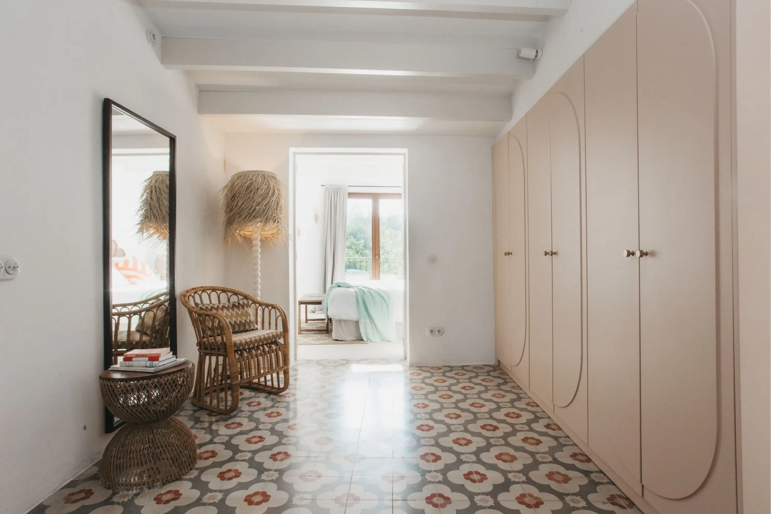 couloir avec dressing et carreaux de ciment maison Minorque rénovation et décoration contemporaine