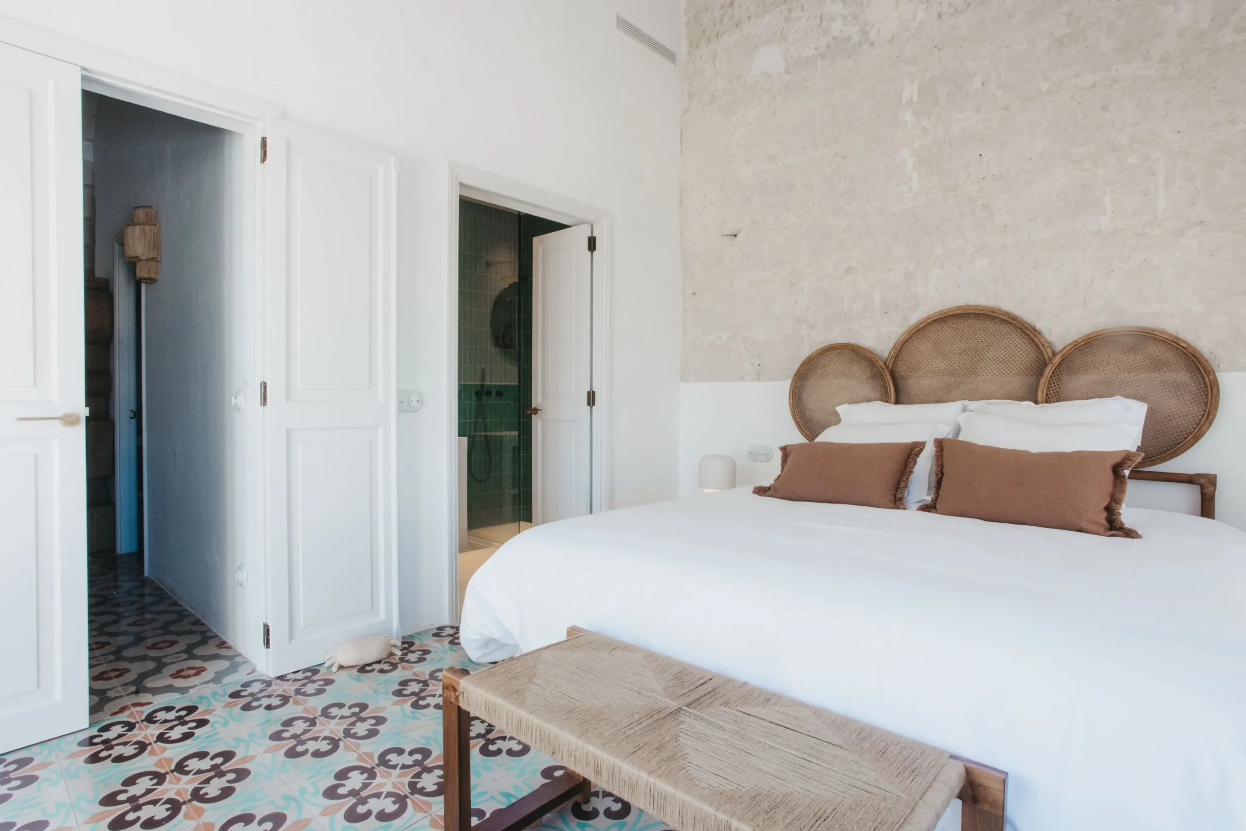 chambre sol carreaux de ciment maison Minorque rénovation et décoration contemporaine