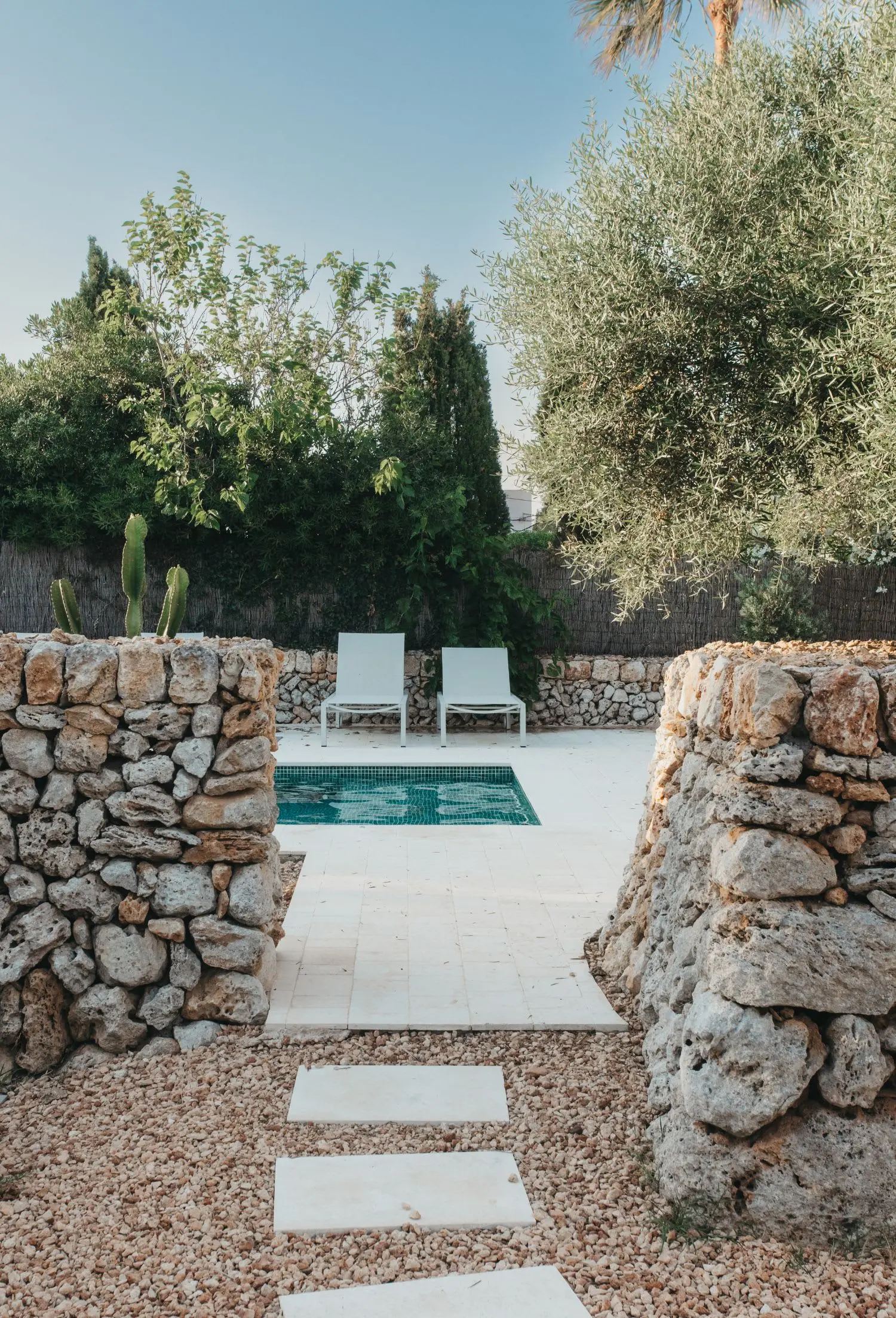 jardin avec piscine maison Minorque rénovation et décoration contemporaine