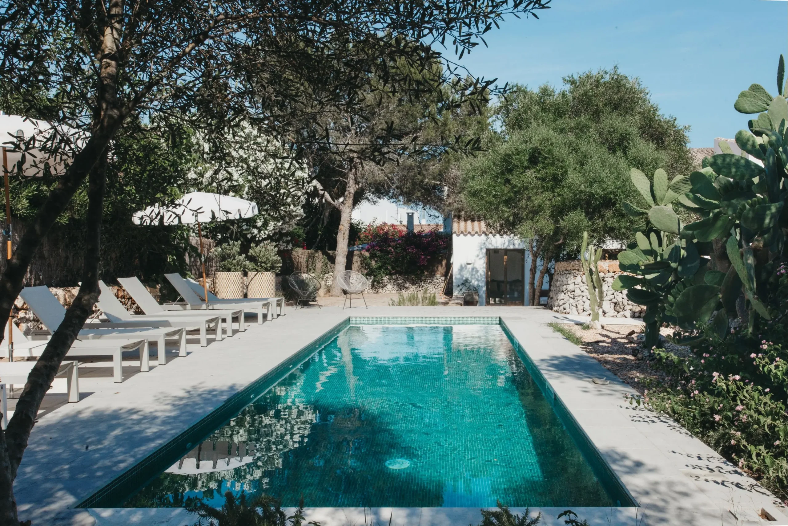 jardin avec piscine maison Minorque rénovation et décoration contemporaine