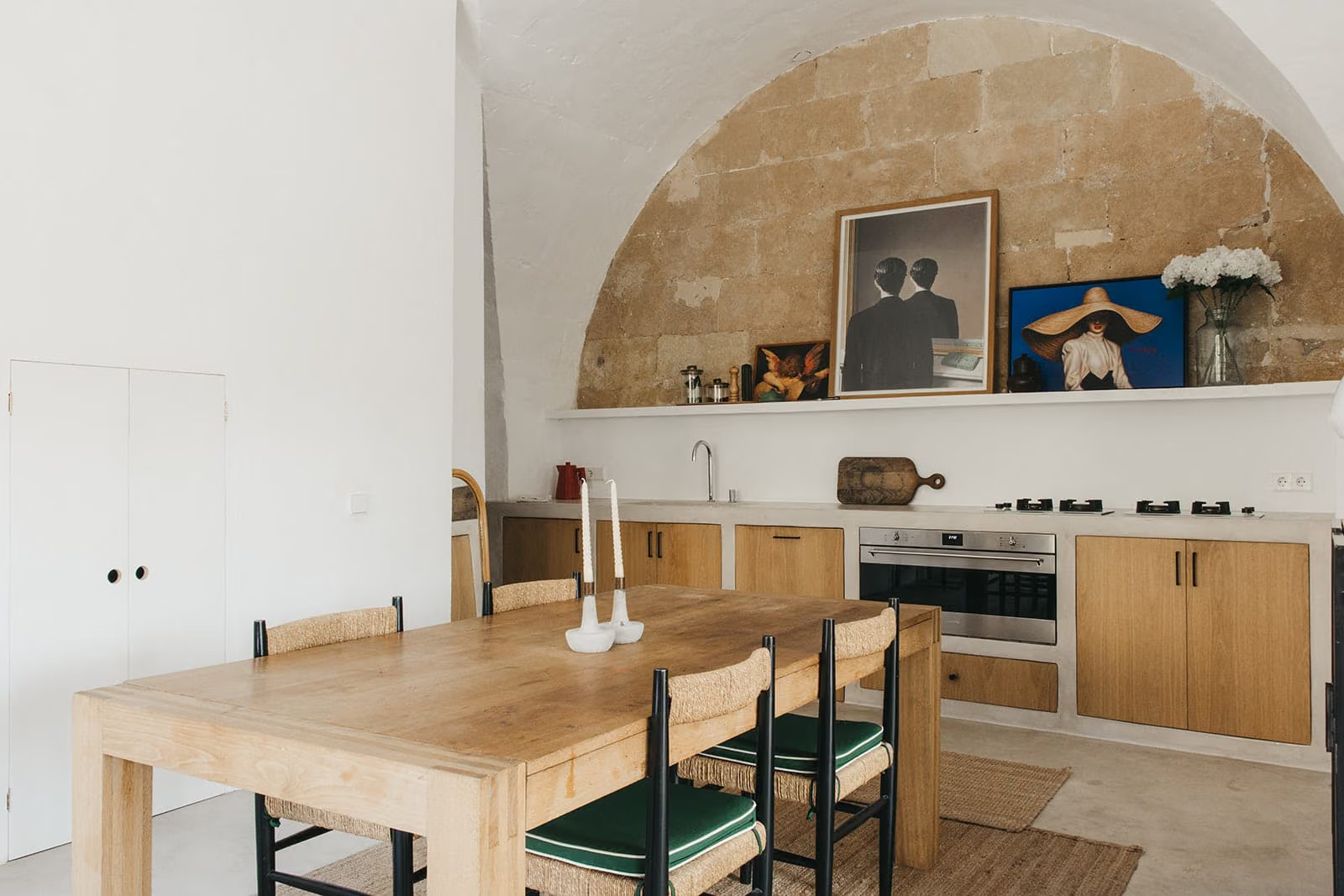 cuisine et salle à manger maison de ville à Minorque décoration contemporaine cuisine et salle à manger maison de ville à Minorque décoration contemporaine