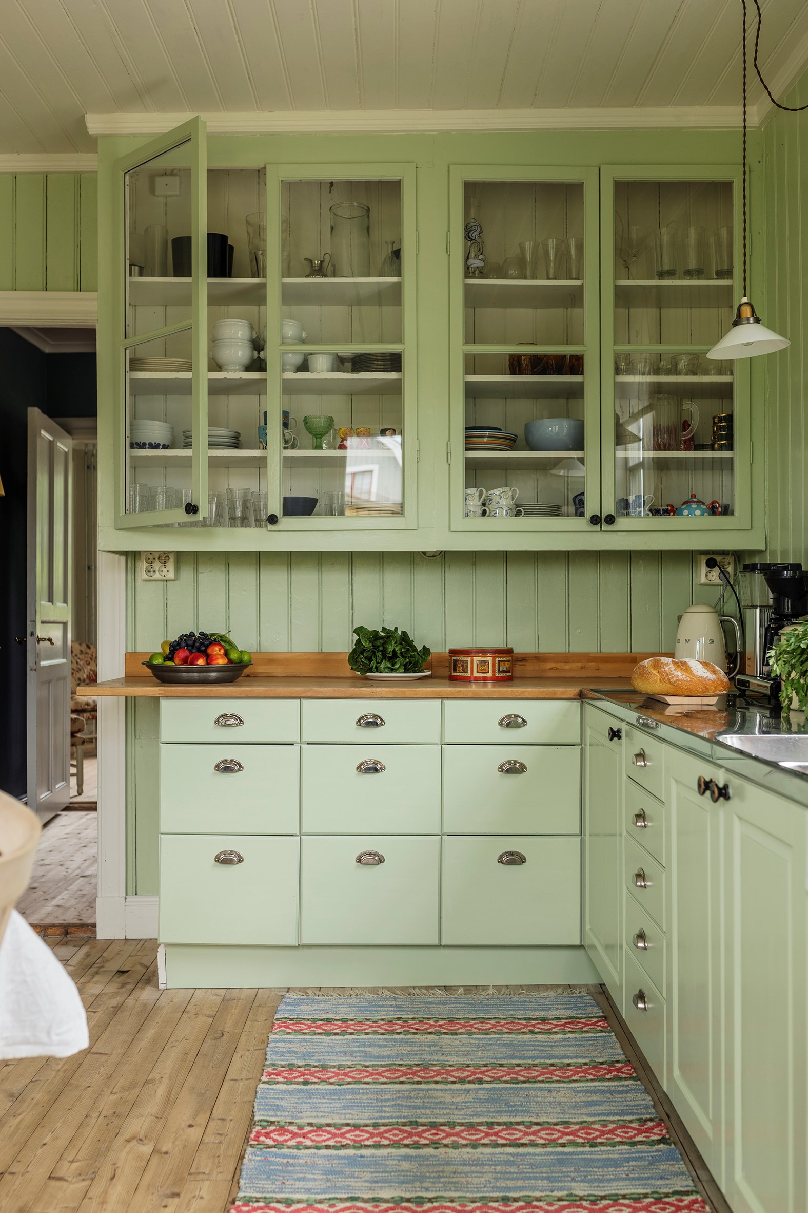 cuisine verte décoration vintage et rustique chic maison en bois jaune Suède