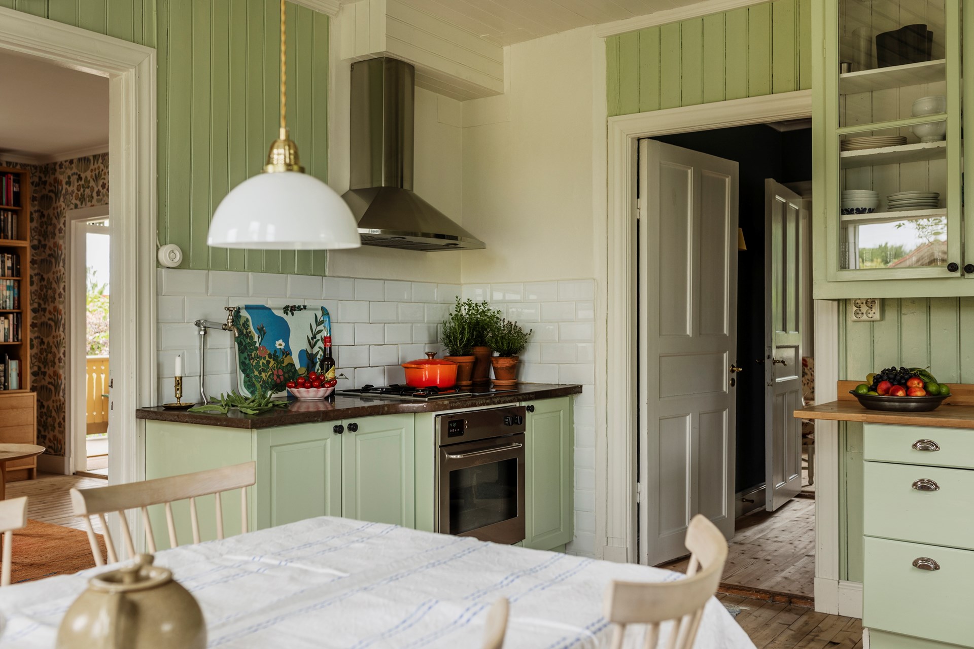 cuisine verte décoration vintage et rustique chic maison en bois jaune Suède