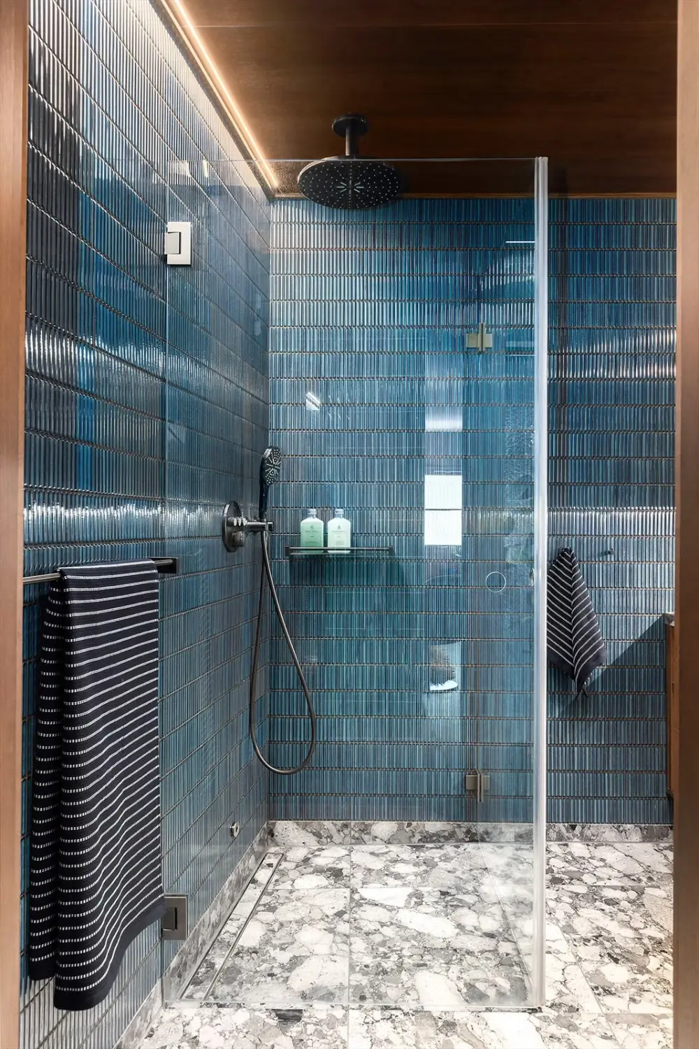 salle de bain bleue chêne foncé et marbre décoration contemporaine colorée appartement rénové à Oslo salle de bain bleue chêne foncé et marbre décoration contemporaine colorée appartement rénové à Oslo