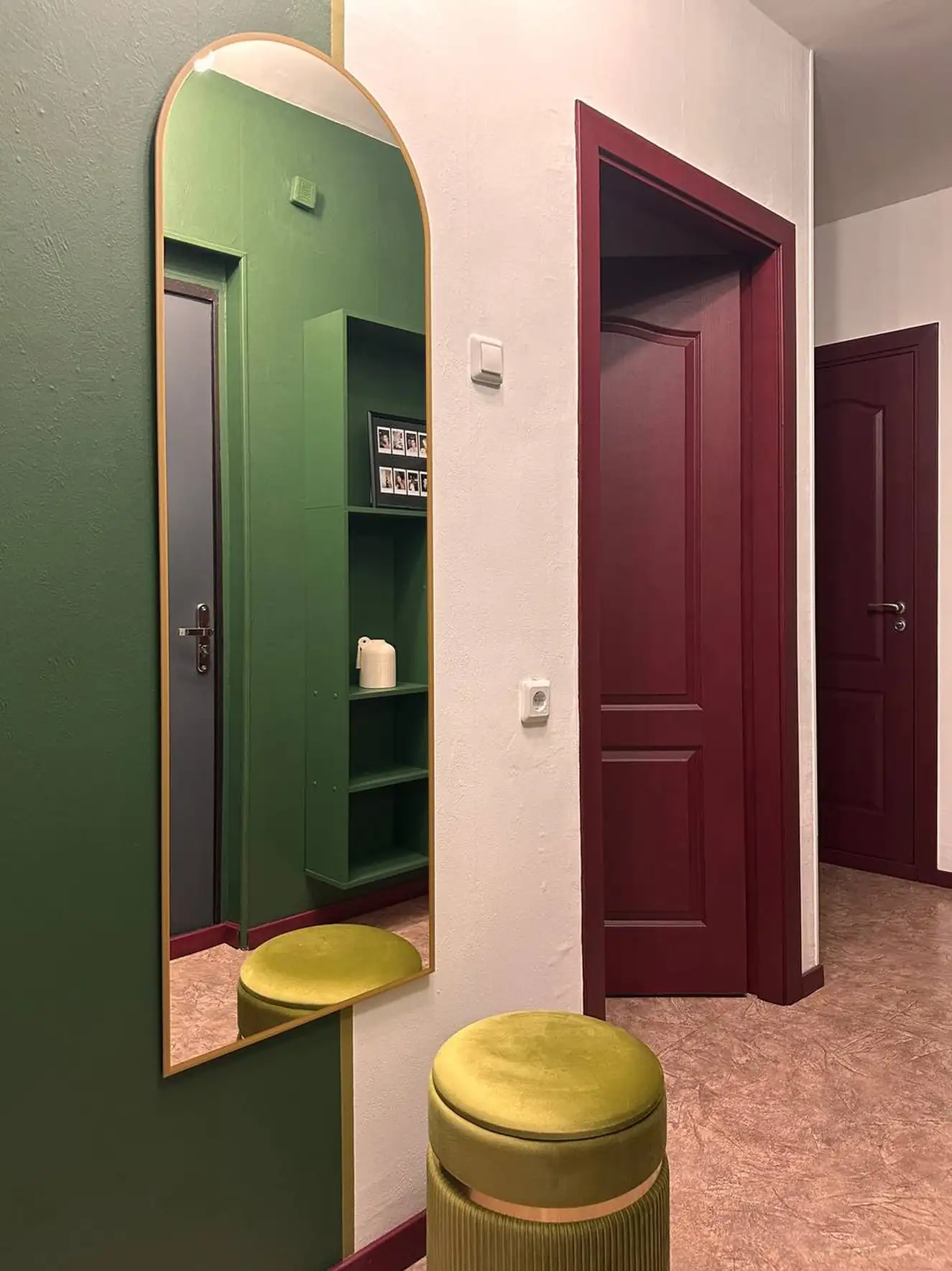 entrance in green and burgundy 37sqm studio contemporary decor