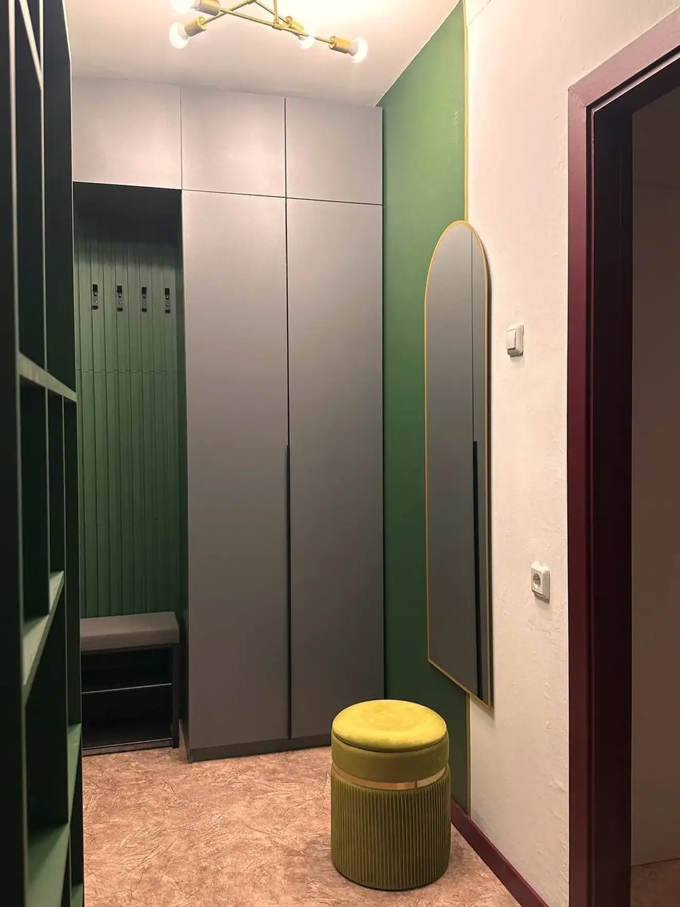 entrance in green and burgundy 37sqm studio contemporary decor
