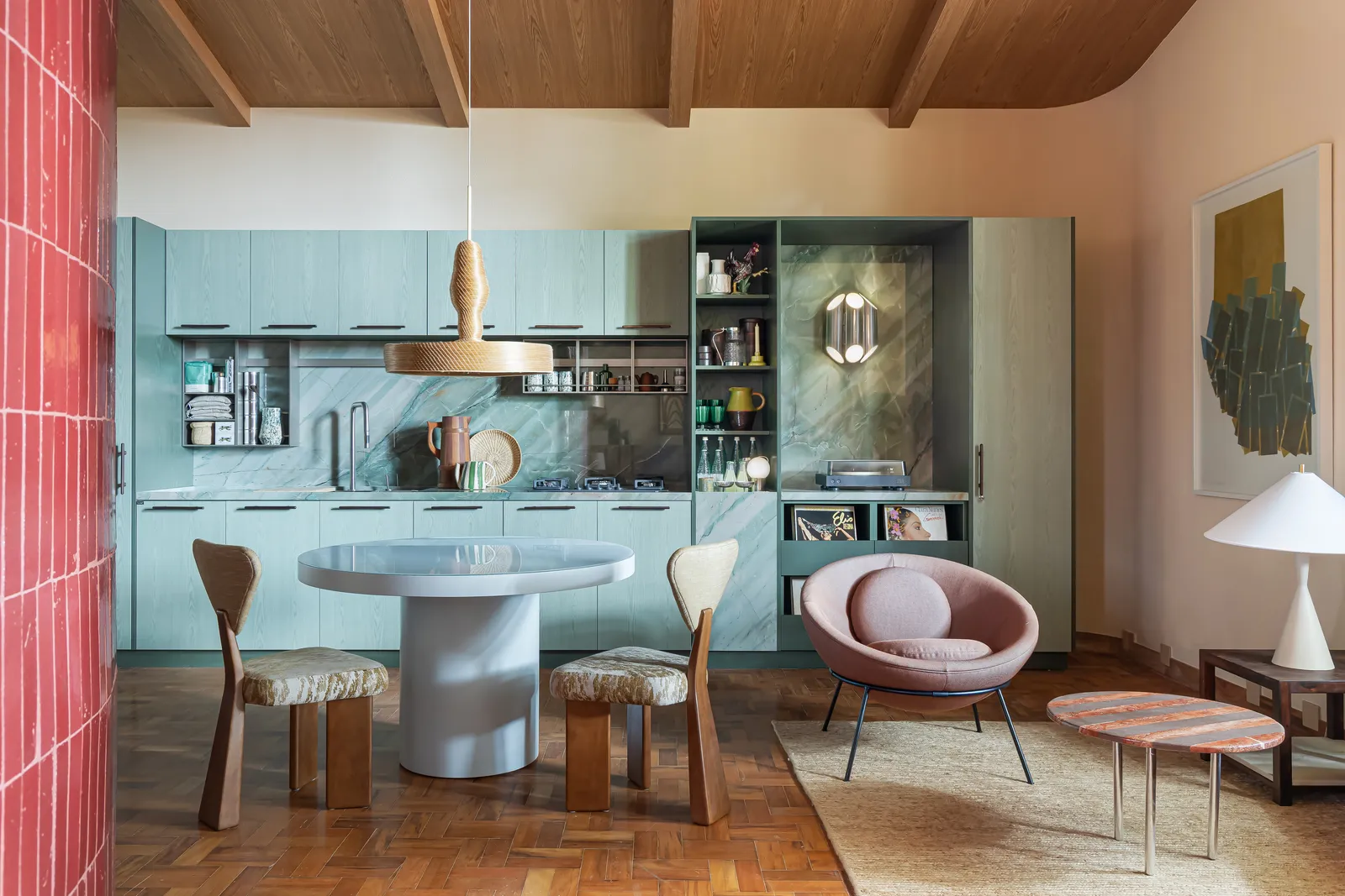 salon et salle à manger avec cuisine ouverte décoration design colorée
