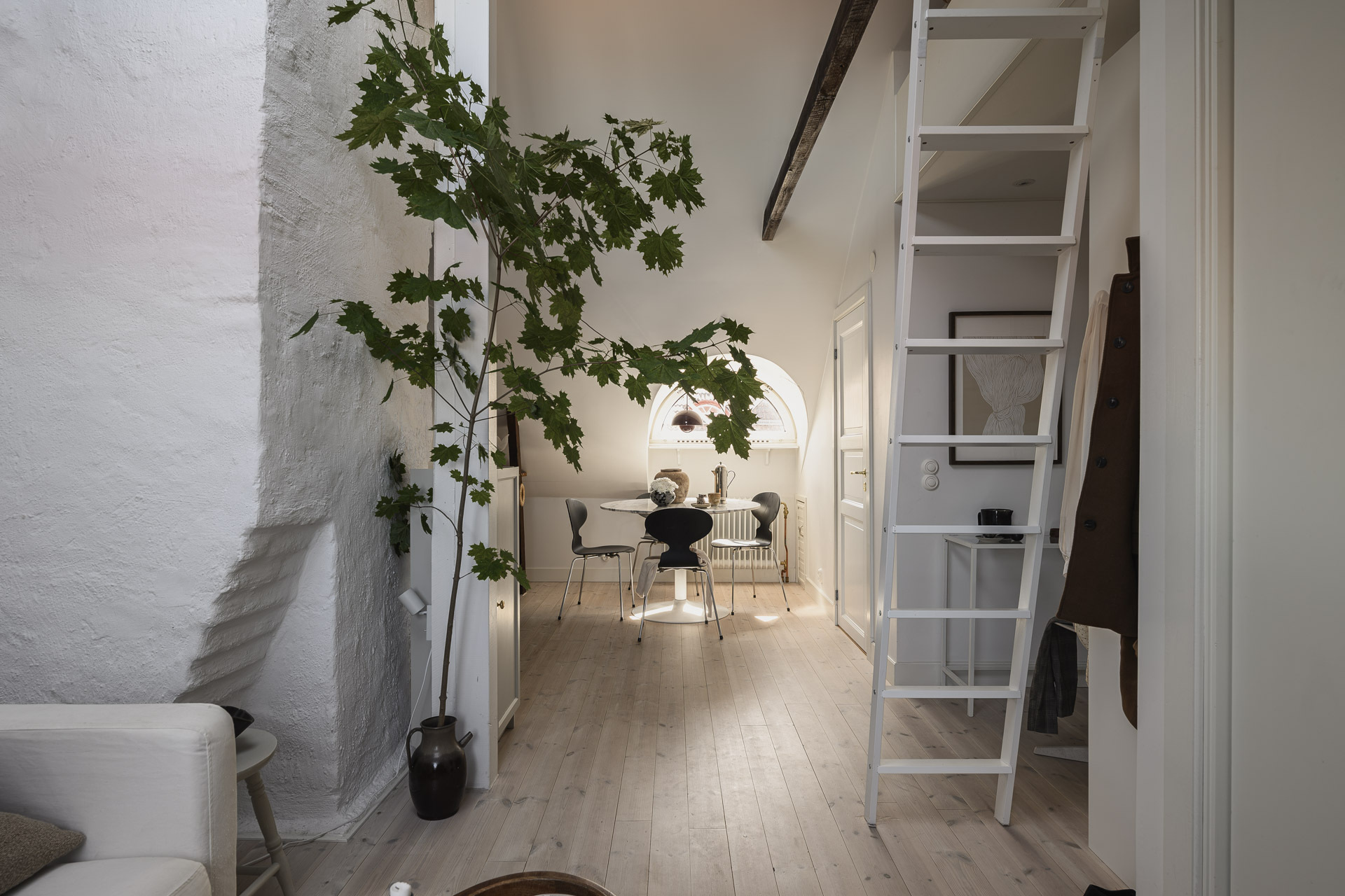 salon et cuisine décoration scandinave studio mansardé 24m2 avec mezzanine salon et cuisine décoration scandinave studio mansardé 24m2 avec mezzanine