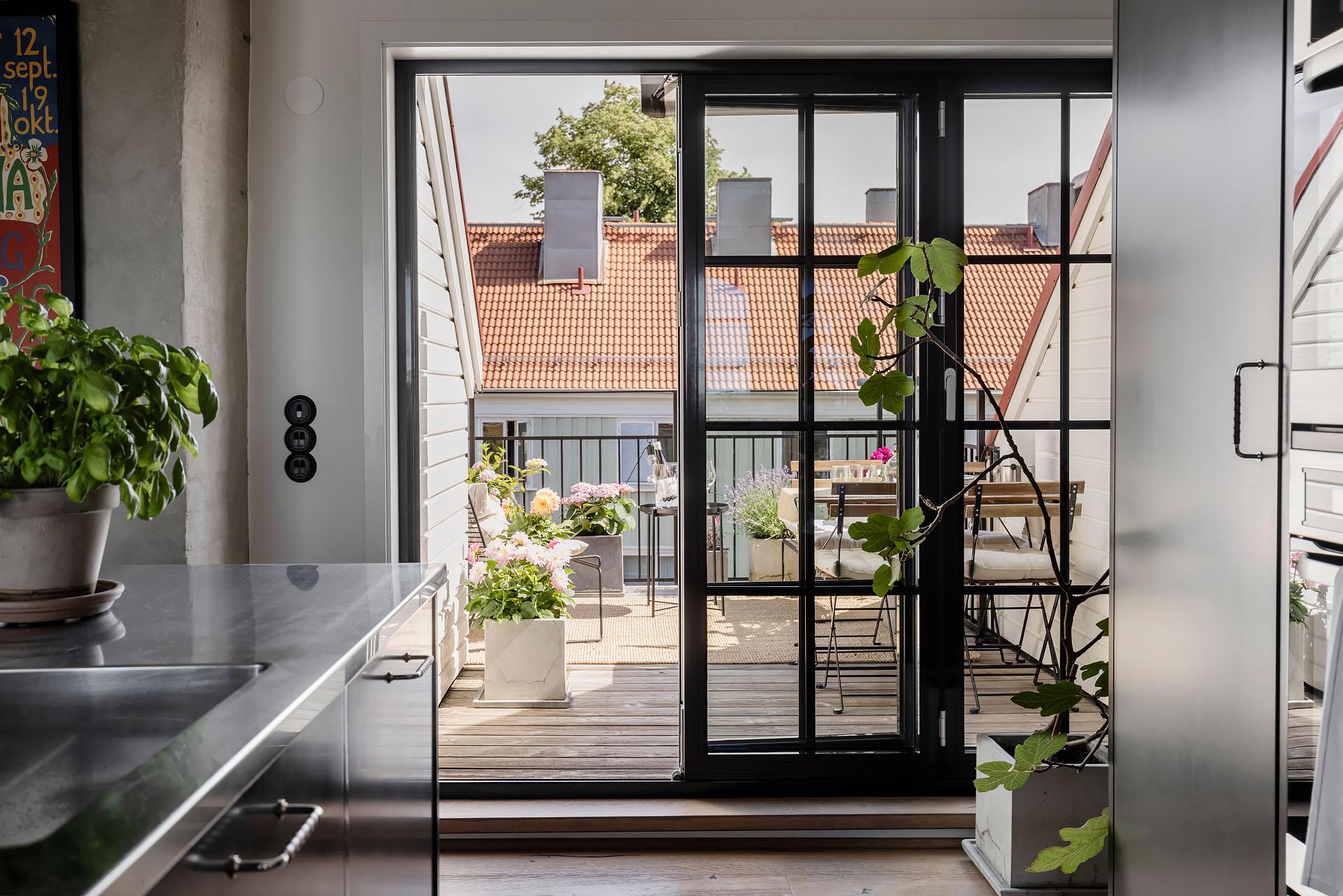 cuisine grise contemporaine avec terrasse