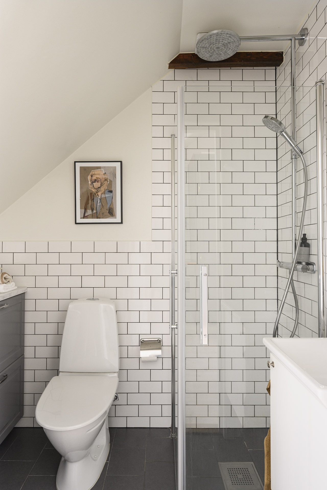 salle de bain blanche décoration scandinave studio mansardé 24m2 avec mezzanine salle de bain blanche décoration scandinave studio mansardé 24m2 avec mezzanine