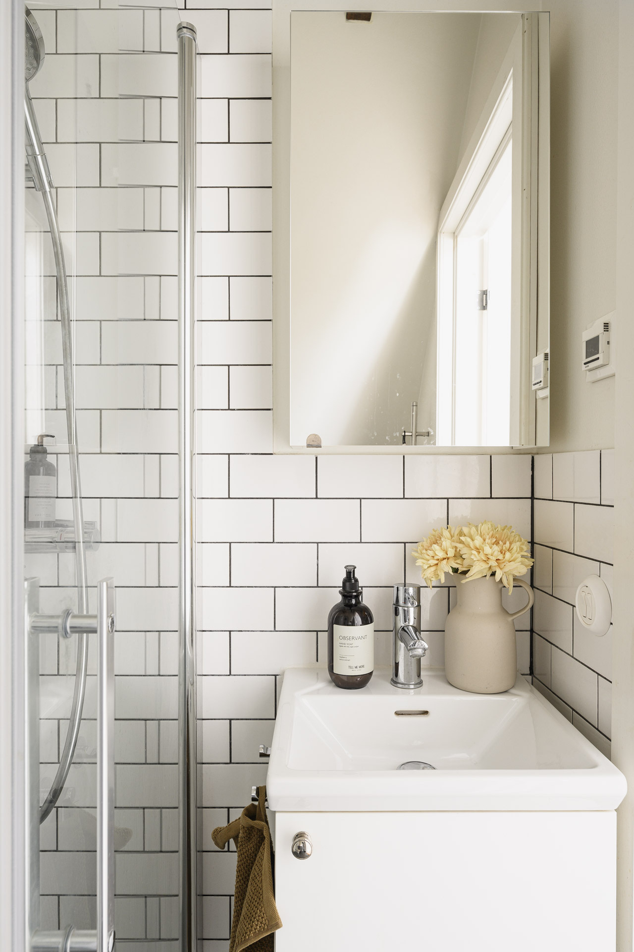 salle de bain blanche décoration scandinave studio mansardé 24m2 avec mezzanine salle de bain blanche décoration scandinave studio mansardé 24m2 avec mezzanine