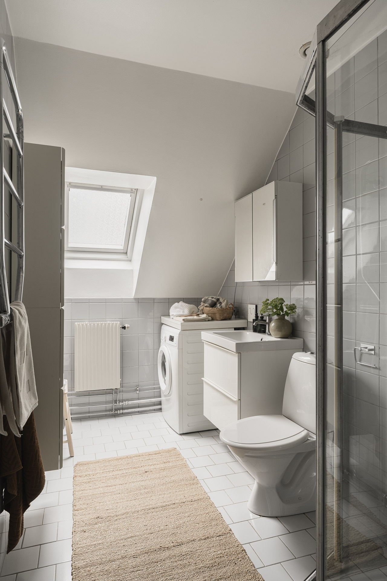 salle de bain mansardée moderne avec velux