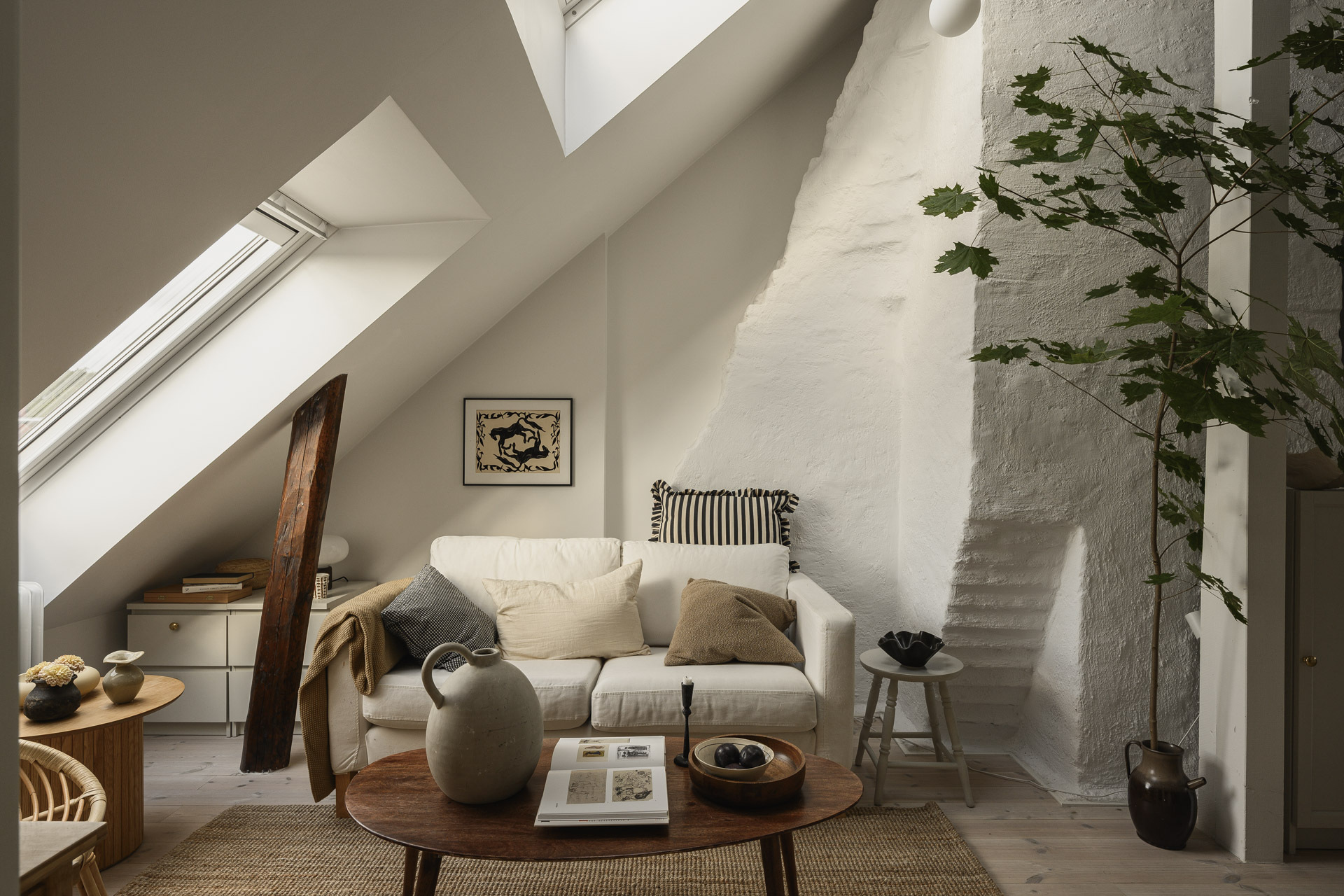 salon avec velux décoration scandinave studio mansardé 24m2 avec mezzanine salon avec velux décoration scandinave studio mansardé 24m2 avec mezzanine