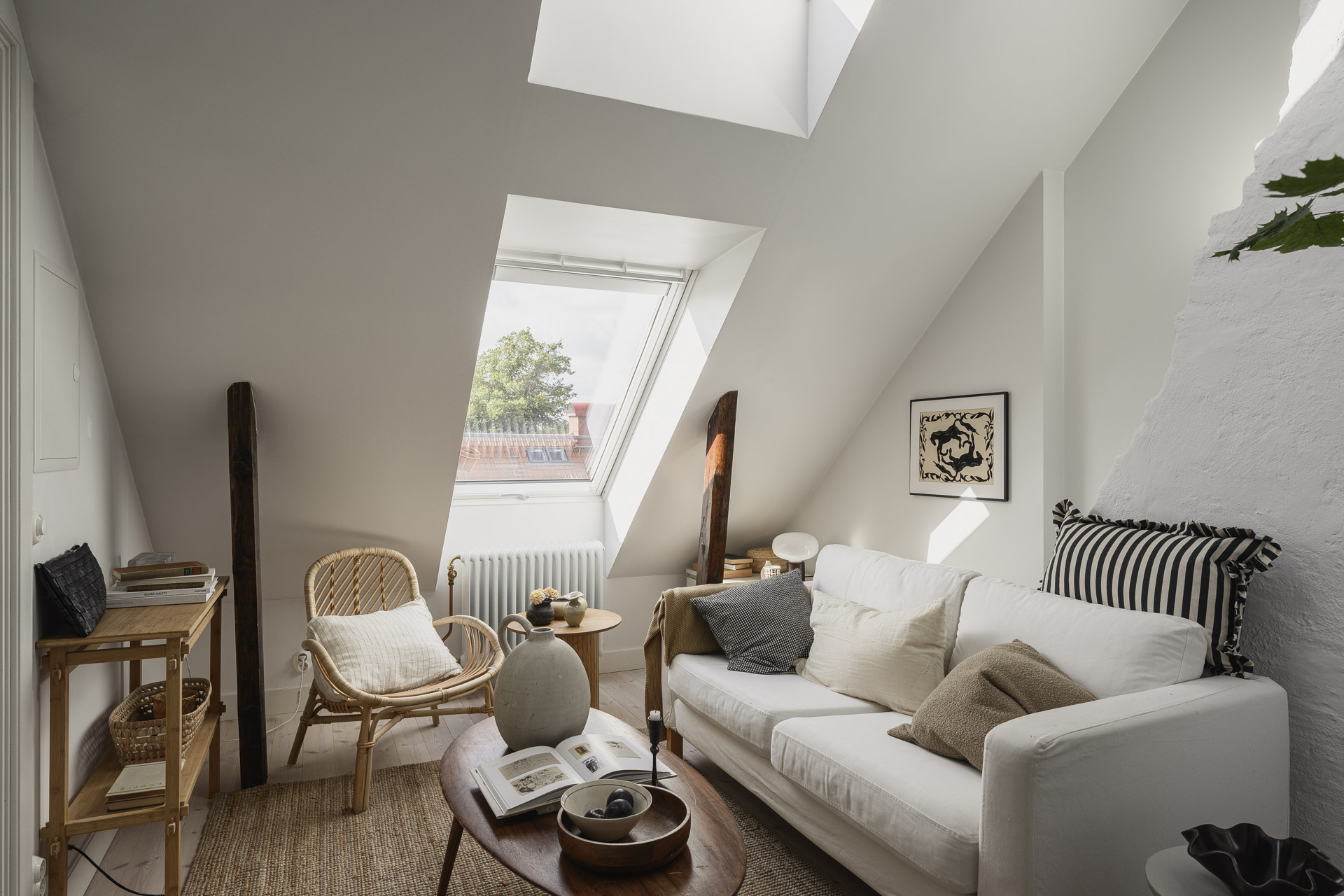 salon avec velux décoration scandinave studio mansardé 24m2 avec mezzanine salon avec velux décoration scandinave studio mansardé 24m2 avec mezzanine