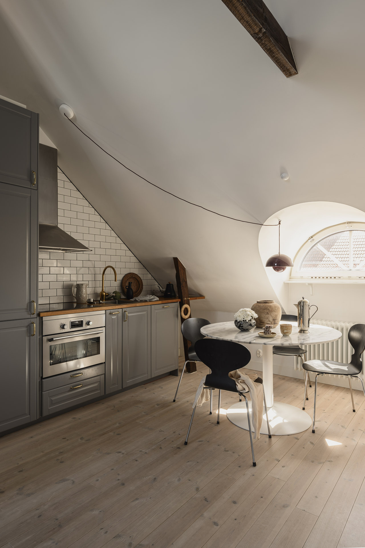 cuisine grise décoration scandinave studio mansardé 24m2 avec mezzanine cuisine grise décoration scandinave studio mansardé 24m2 avec mezzanine