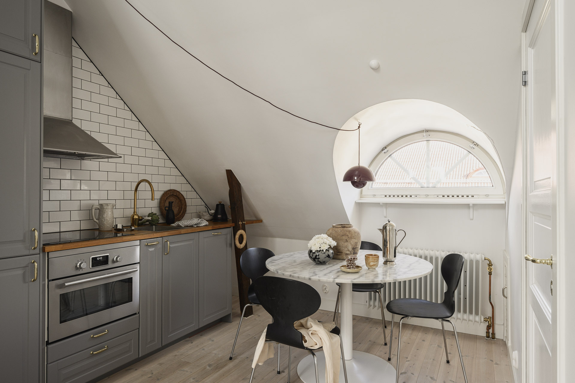 cuisine grise décoration scandinave studio mansardé 24m2 avec mezzanine cuisine grise décoration scandinave studio mansardé 24m2 avec mezzanine