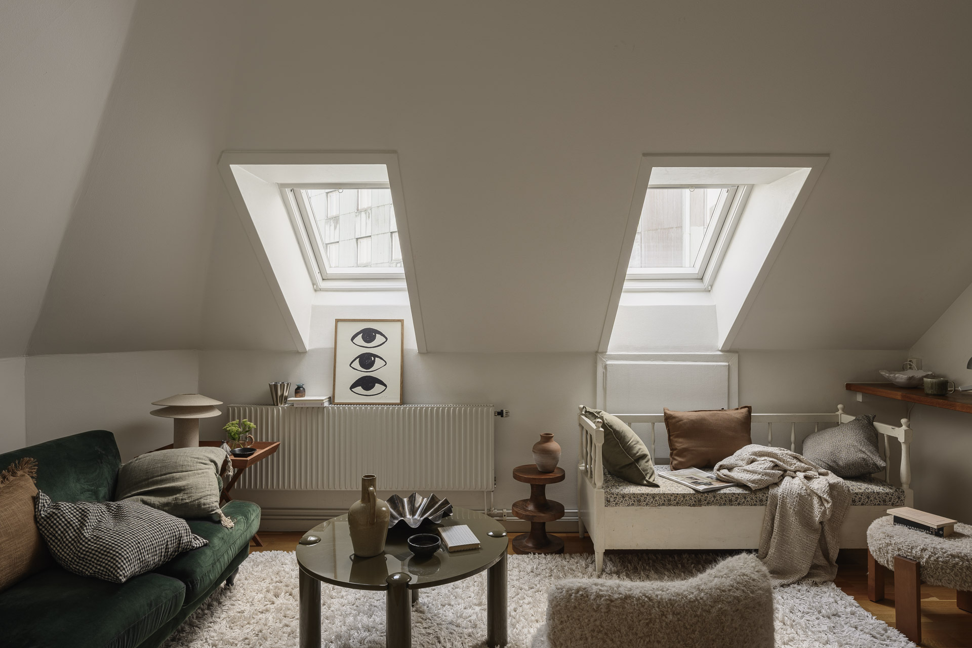 salon mansardé avec velux décoration scandinave appartement 49m2