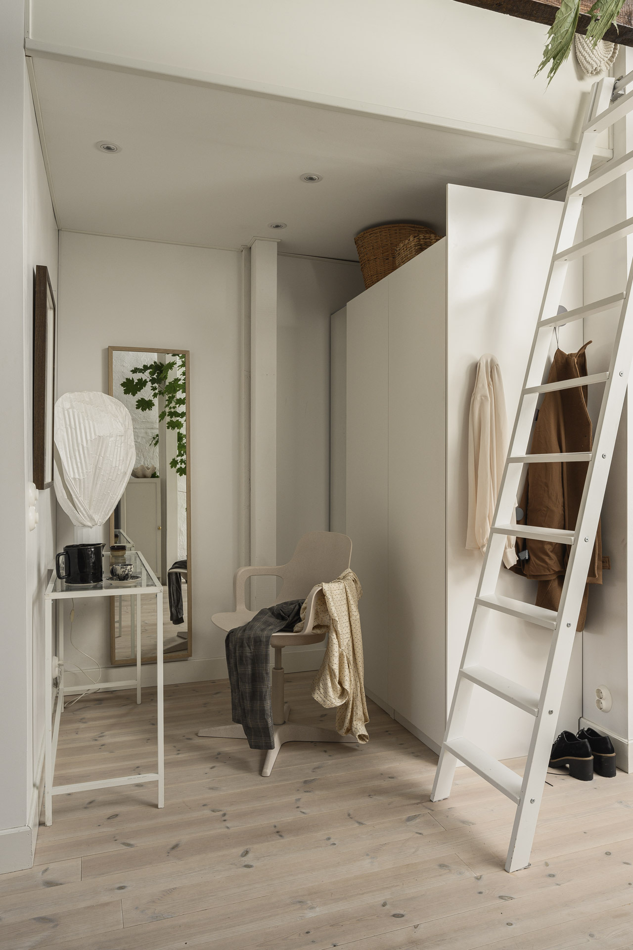entrée décoration scandinave studio mansardé 24m2 avec mezzanine entrée décoration scandinave studio mansardé 24m2 avec mezzanine