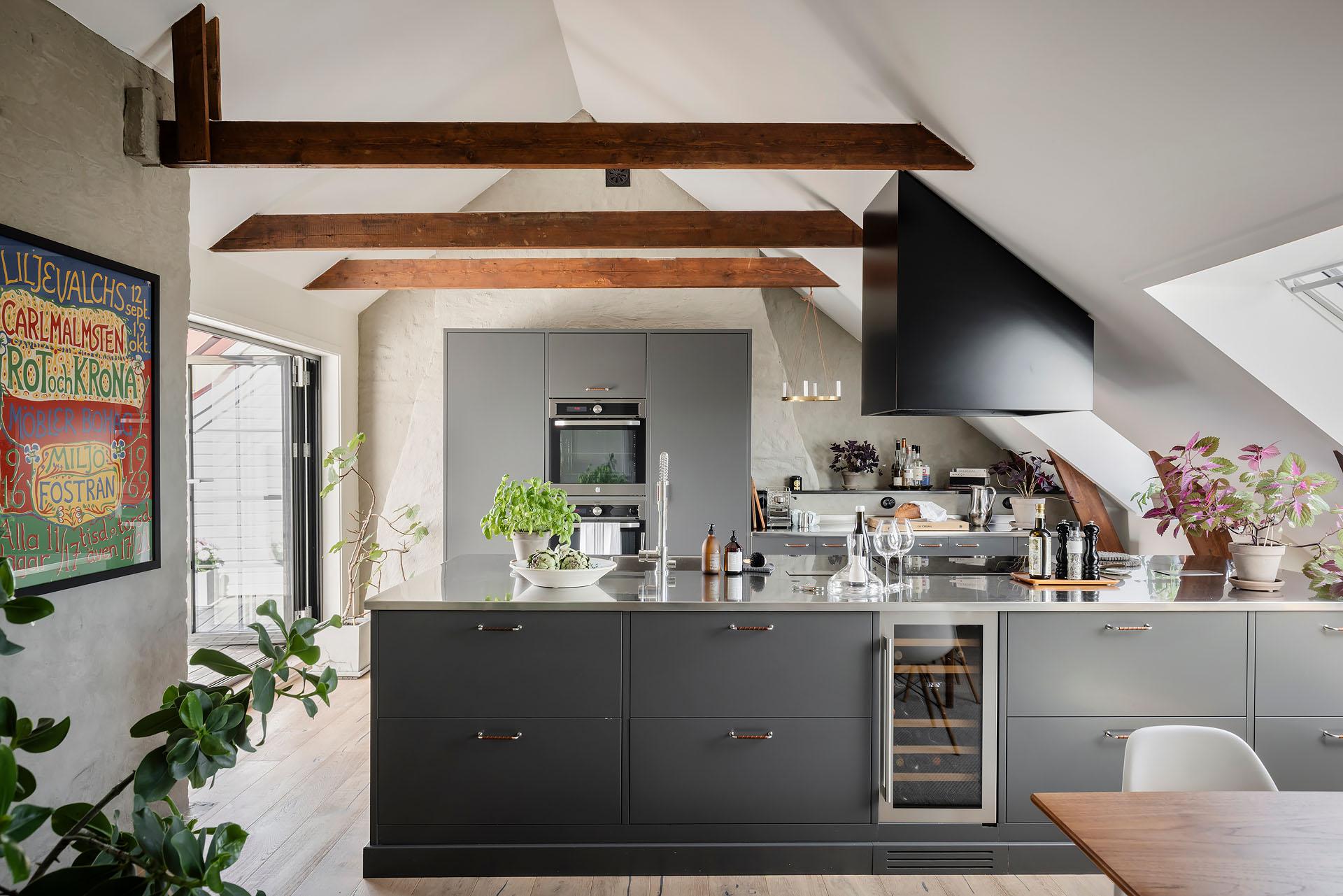 cuisine grise contemporaine et salle à manger avec poutres décoration scandinave duplex 118m2