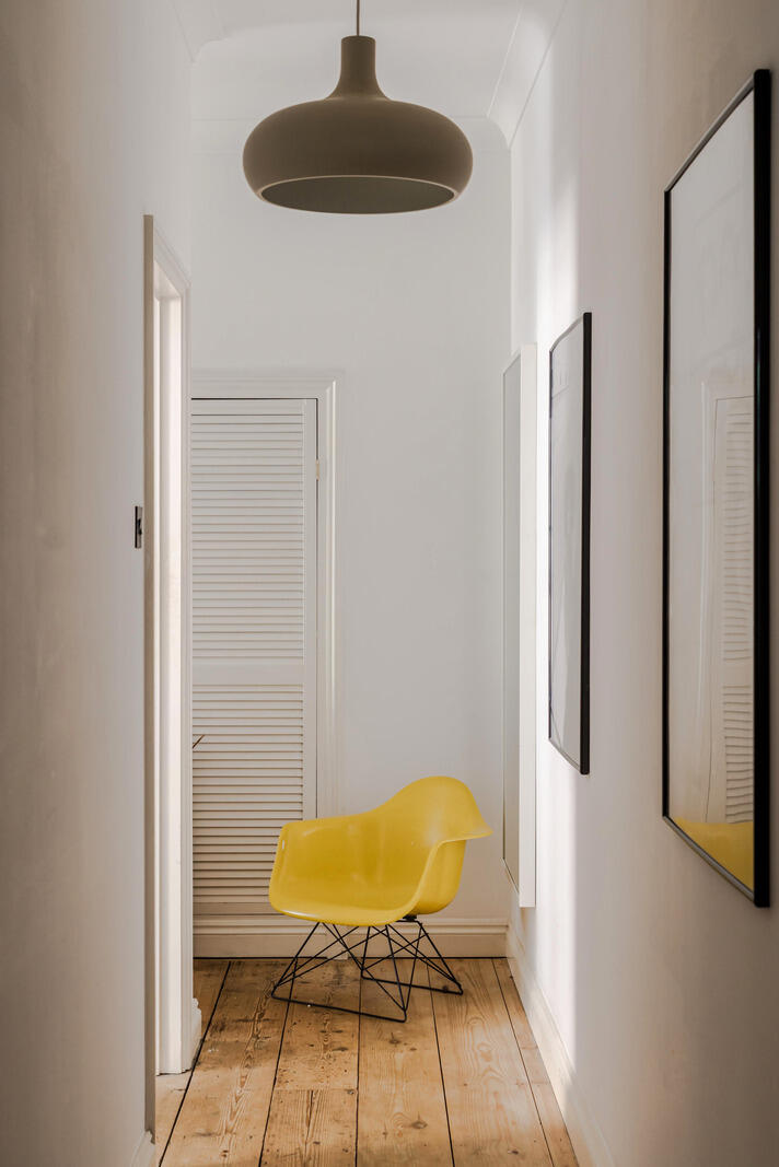 couloir avec chaise Eames jaune couloir avec chaise Eames jaune