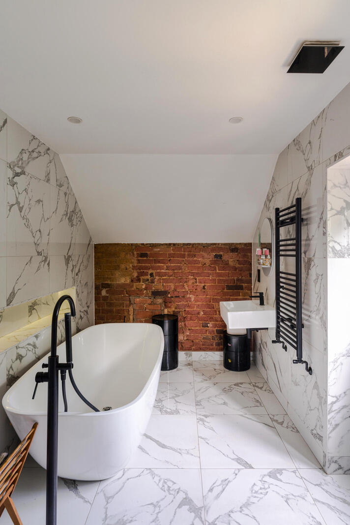 salle de bain marbre et briques anciennes appartement dans maison géorgienne rénovée Angleterre salle de bain marbre et briques anciennes appartement dans maison géorgienne rénovée Angleterre