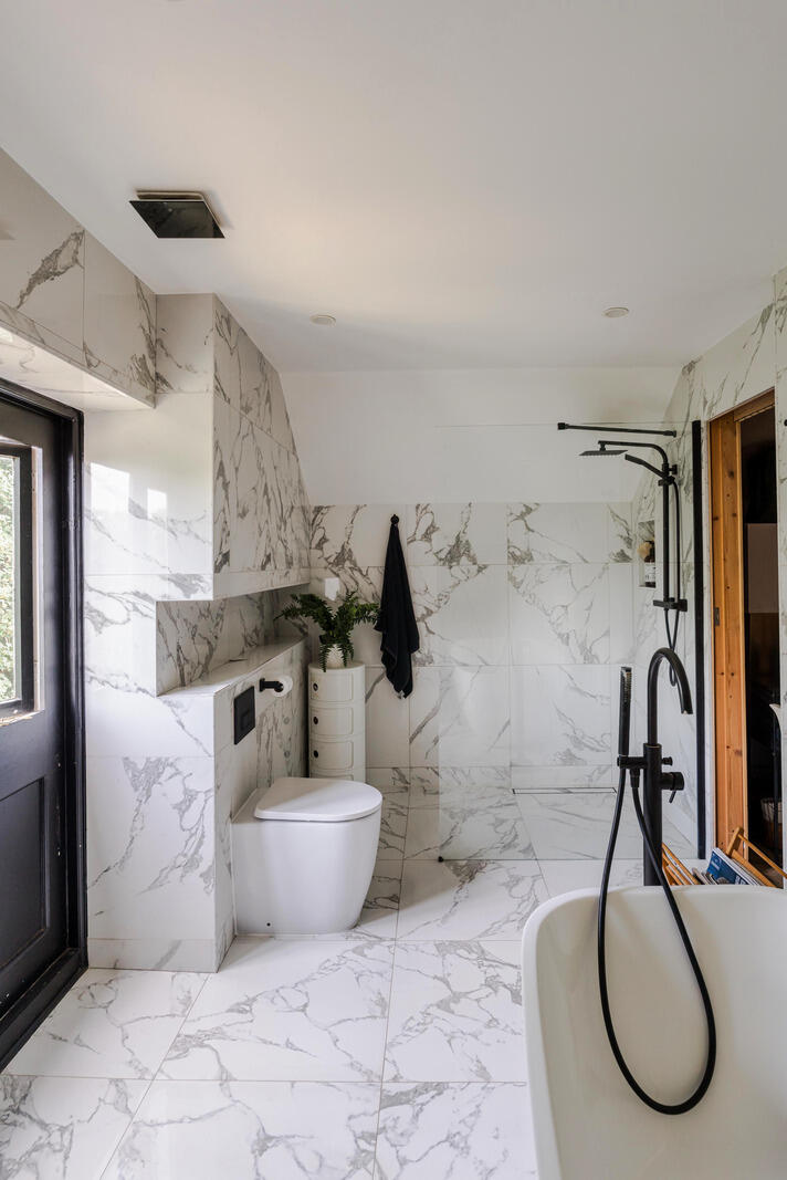 salle de bain design en marbre appartement dans maison géorgienne rénovée Angleterre salle de bain design en marbre appartement dans maison géorgienne rénovée Angleterre